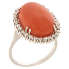 Bague cocktail en or blanc 18 carats avec corail et diamants