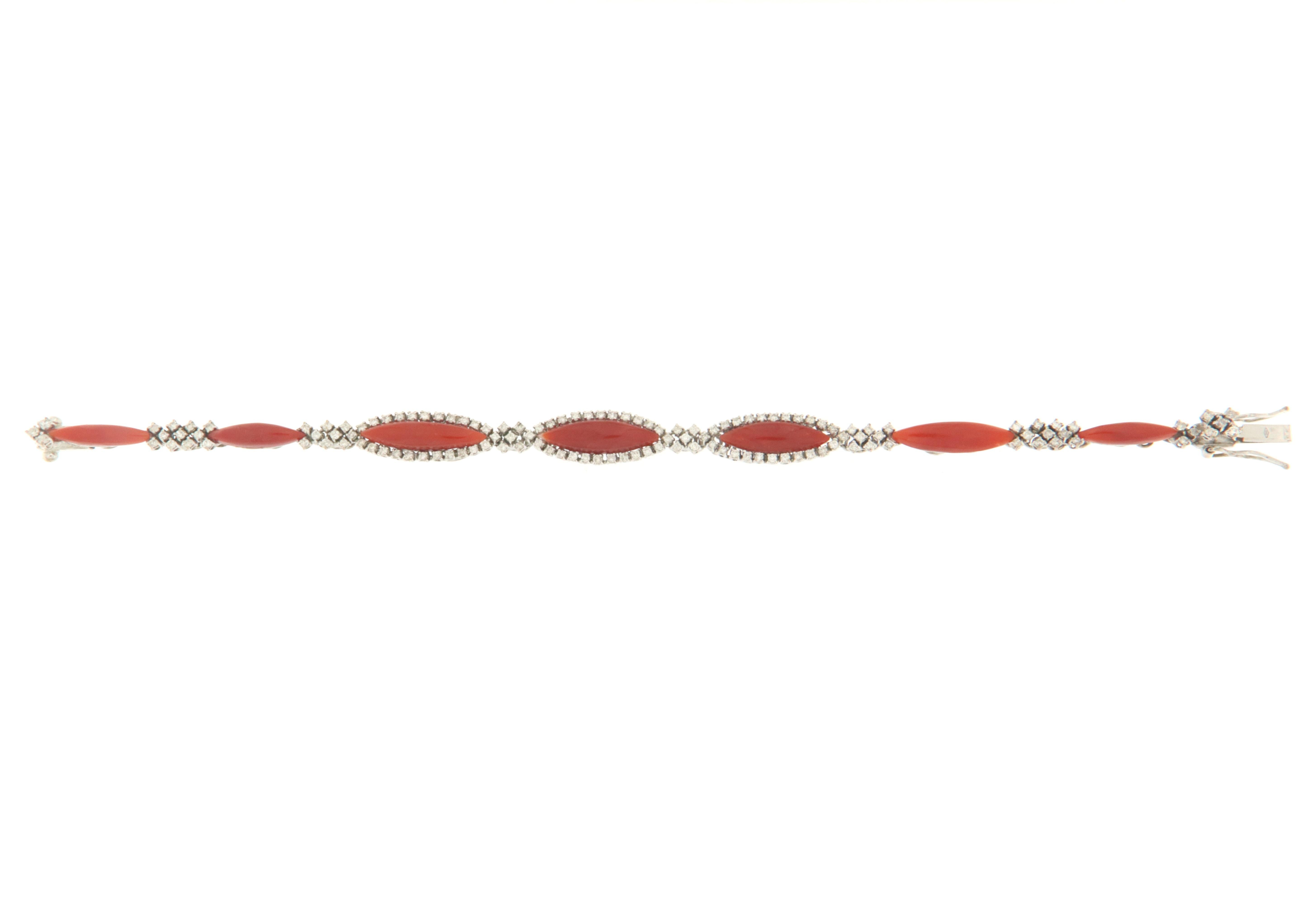 Fabulous 18 karat white gold cuff bracelet. Handmade by our artisans assembled with Sardinian coral and diamonds.
18 shuttles-cut corals from the Sardinian Sea. A bracelet suitable for any occasion to wear at any time of the year, a jewel that a