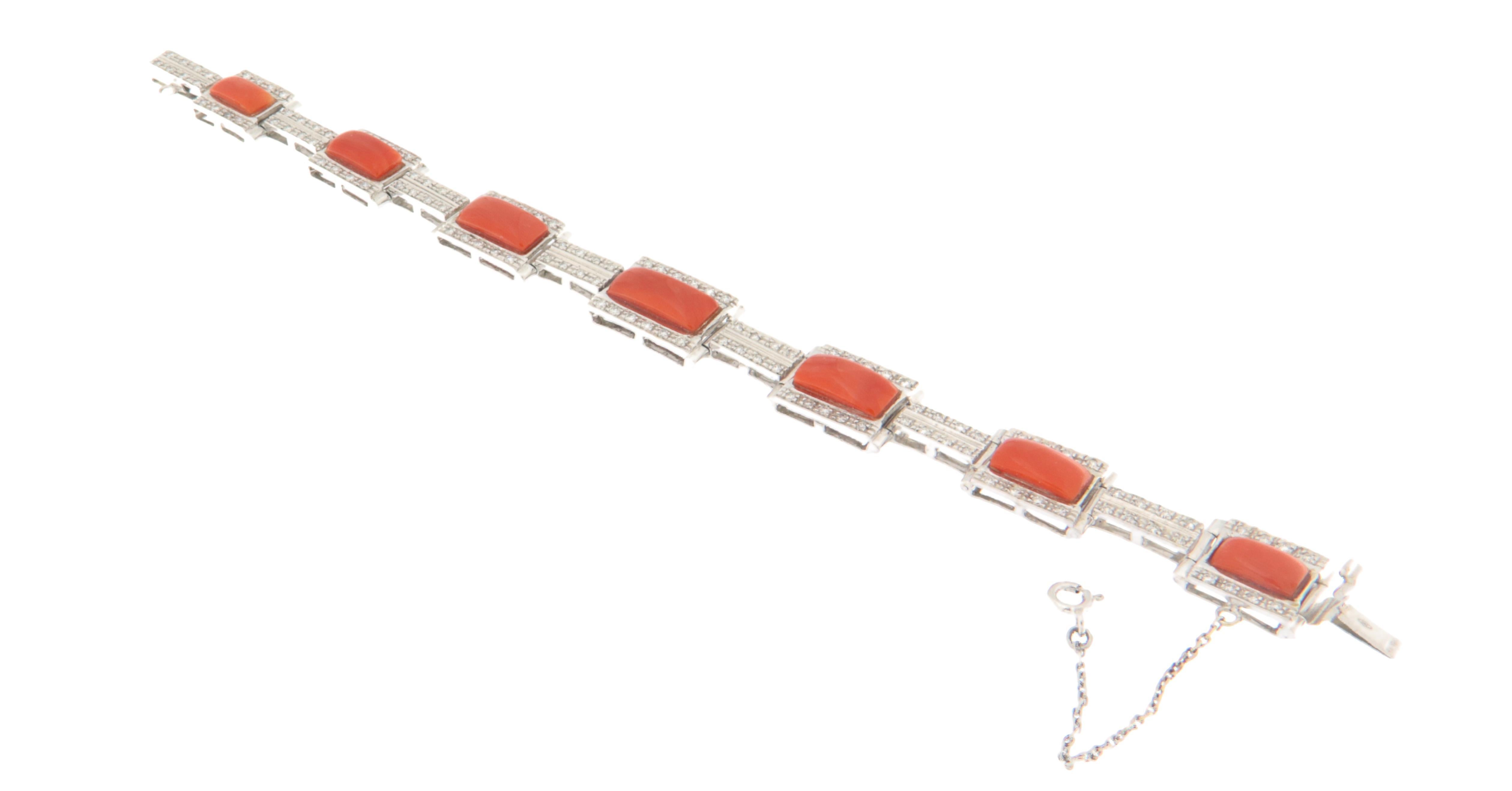 Elegant and refined, this bracelet is a masterpiece of jewelry craftsmanship, made from 18-karat white gold, a symbol of luxury and quality. Its linear and sophisticated design combines the brilliance of diamonds with the warm hue of natural coral,