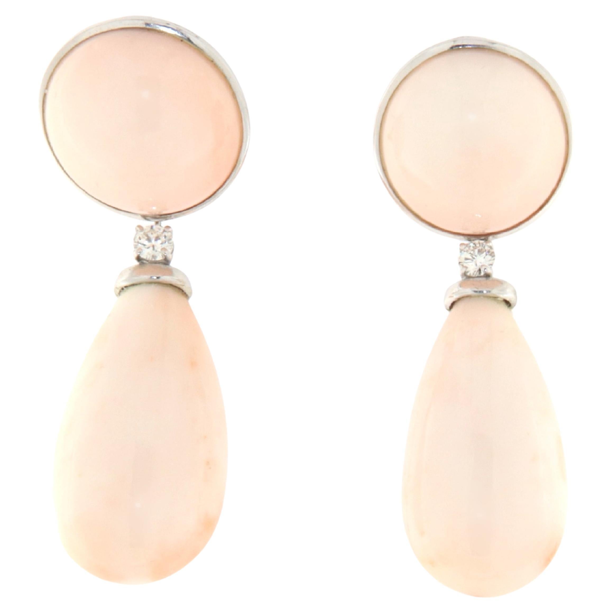 These elegant earrings are crafted in 18-karat white gold and are adorned with a unique and refined material: the pink coral known as 