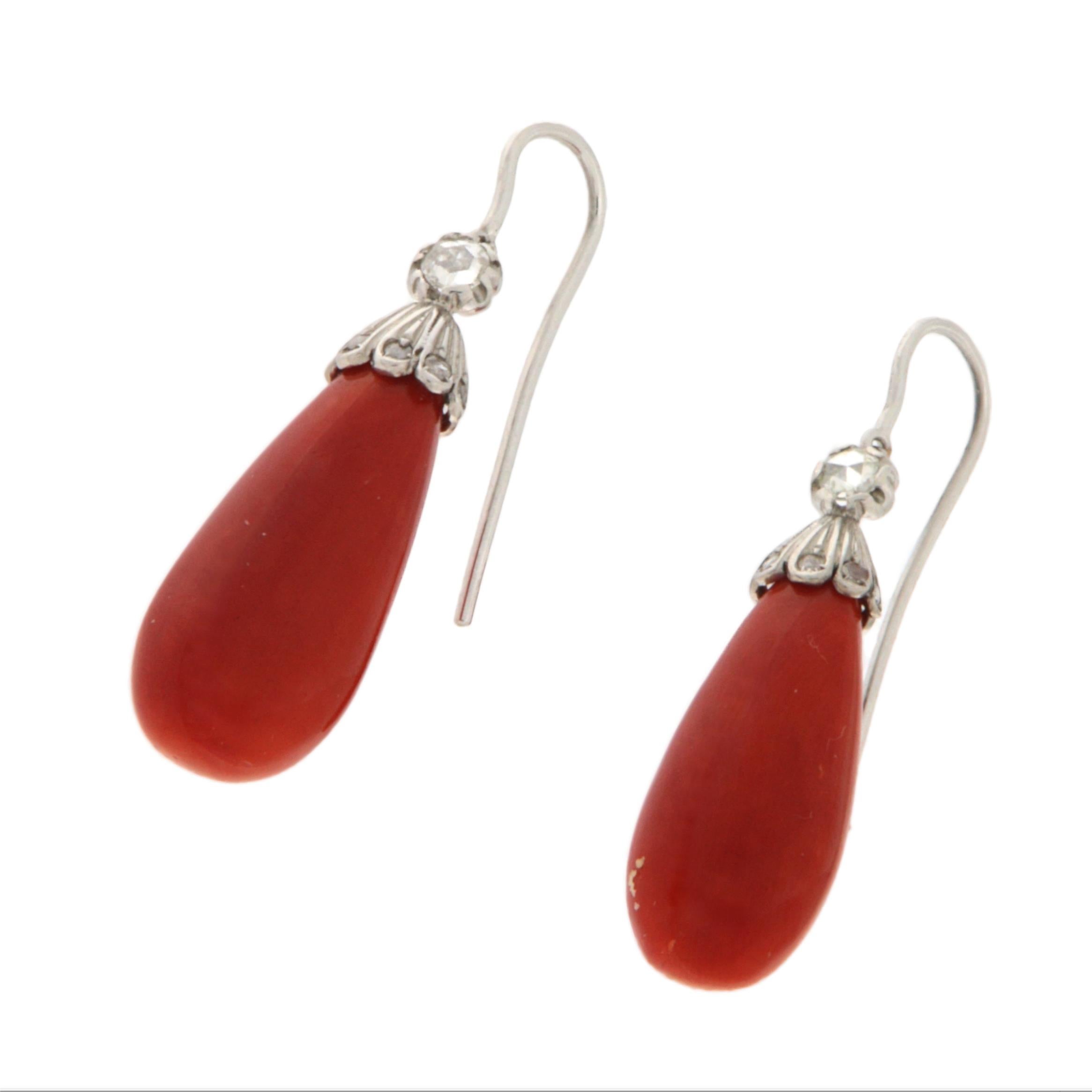 L'élégance intemporelle et le savoir-faire raffiné se retrouvent dans ces étonnantes boucles d'oreilles en or blanc 18 carats, ornées de gouttes douces de corail rouge naturel de Sardaigne et de délicats diamants taillés en rose. Un bijou qui allie