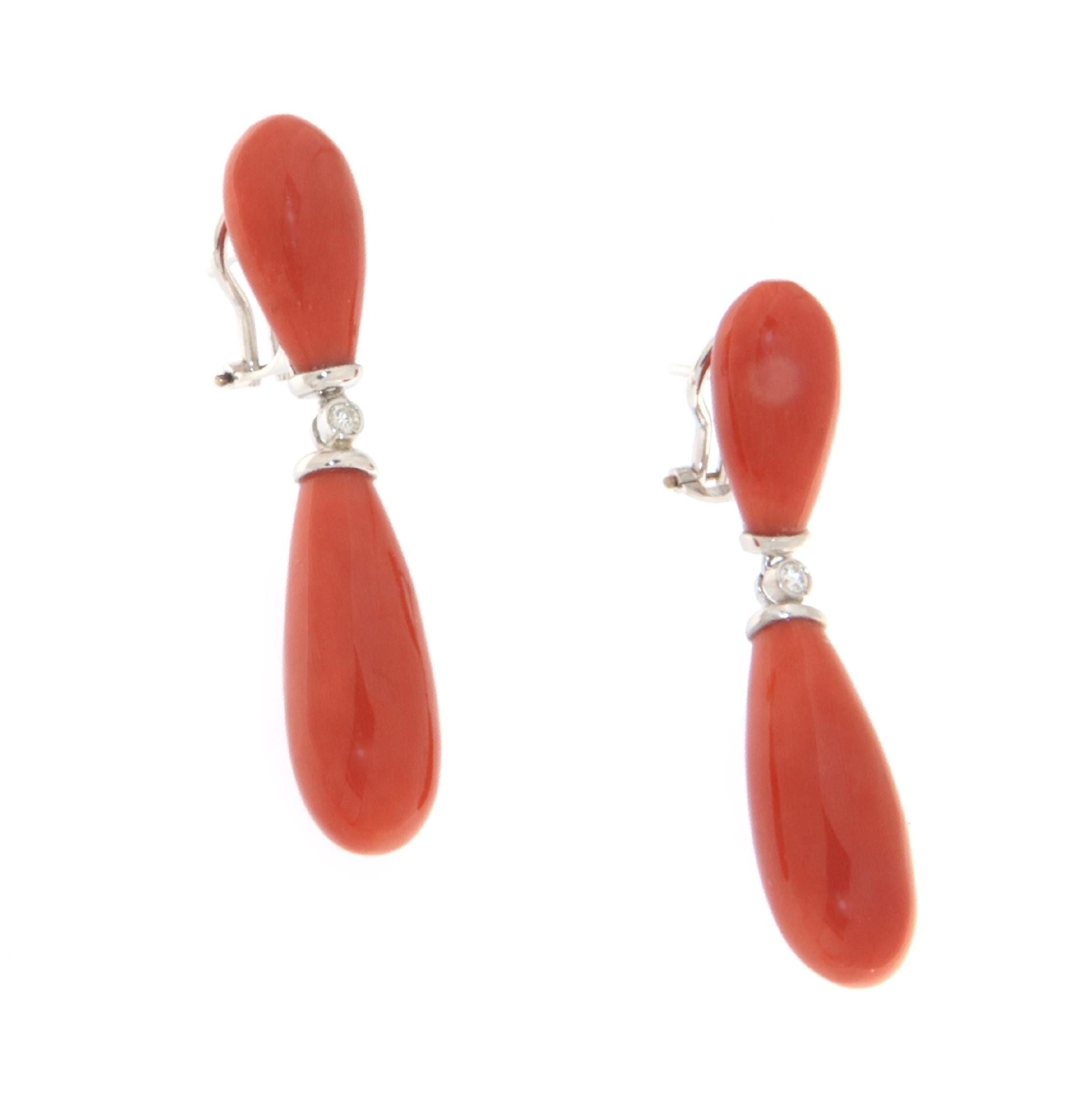 Artisan Boucles d'oreilles pendantes en or blanc 18 carats avec corail et diamants en vente