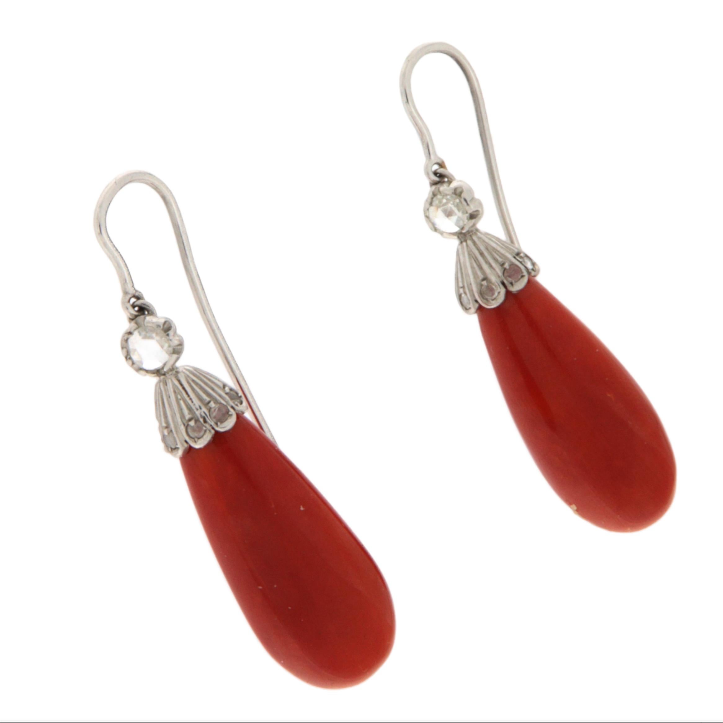 Artisan Boucles d'oreilles pendantes en or blanc 18 carats avec corail et diamants en vente