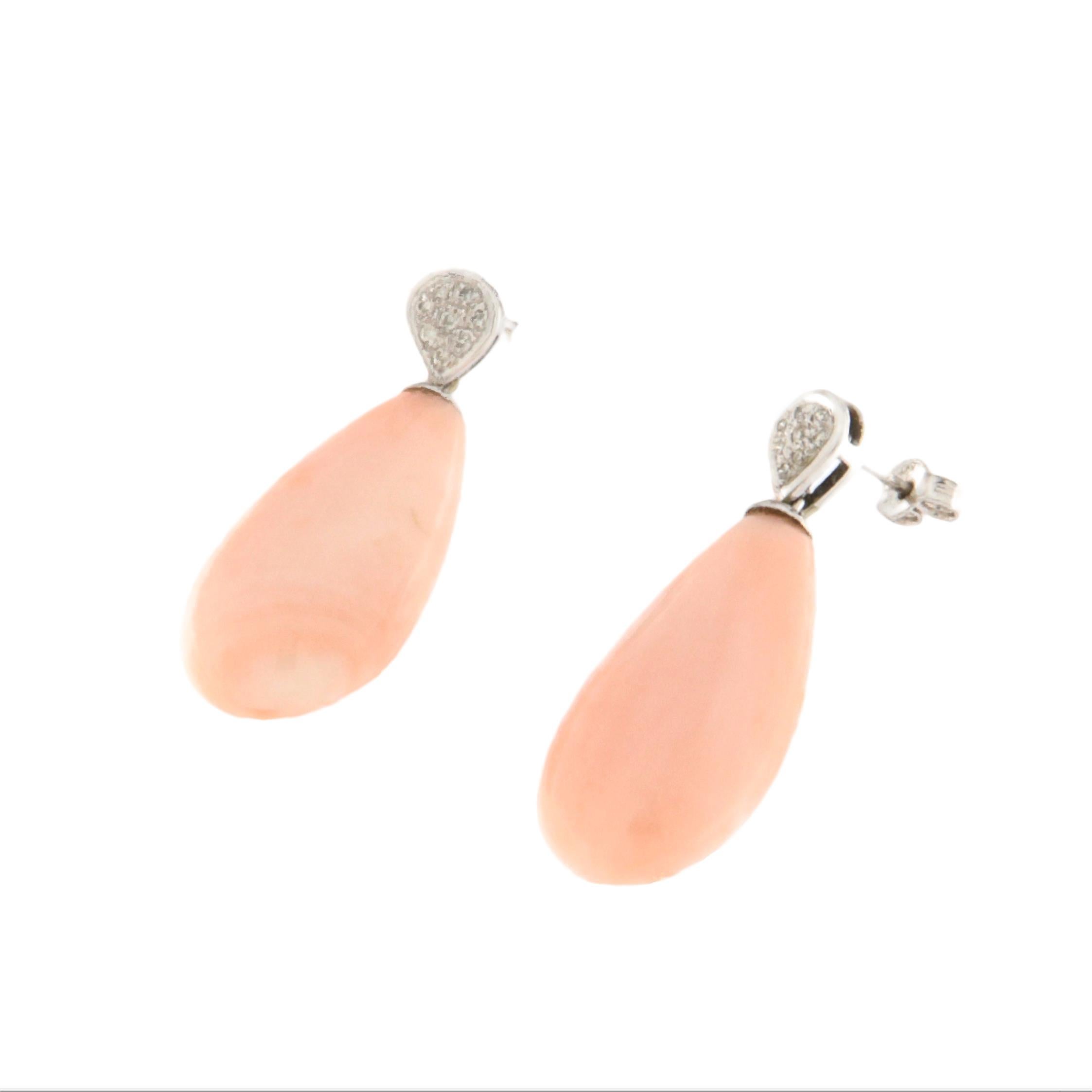 Artisan Boucles d'oreilles pendantes en or blanc 18 carats avec corail et diamants en vente