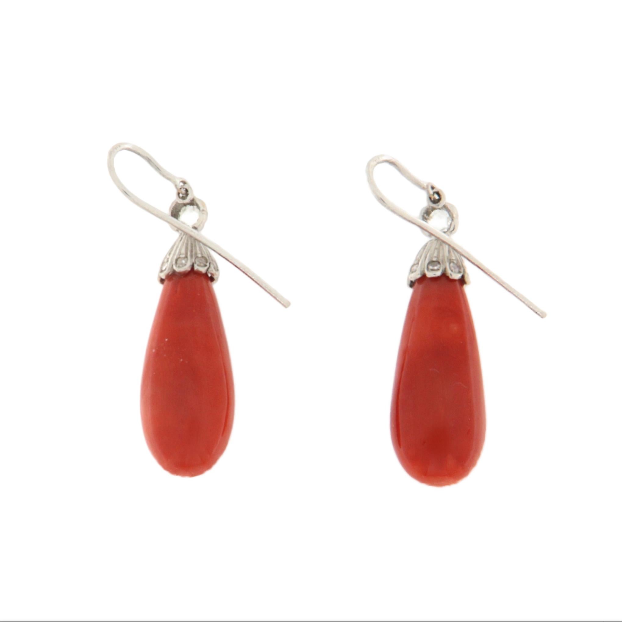 Taille rose Boucles d'oreilles pendantes en or blanc 18 carats avec corail et diamants en vente