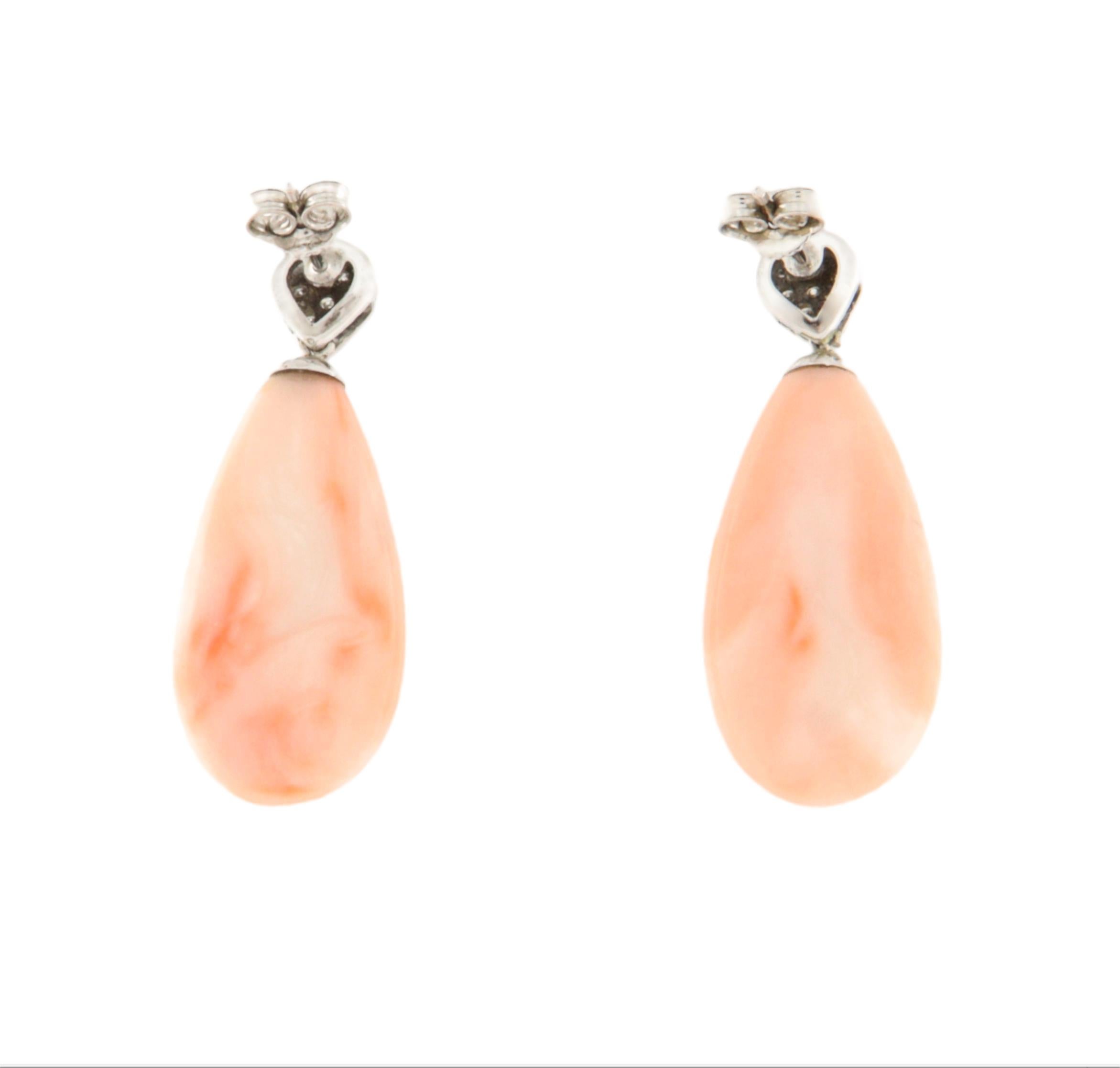 Taille brillant Boucles d'oreilles pendantes en or blanc 18 carats avec corail et diamants en vente