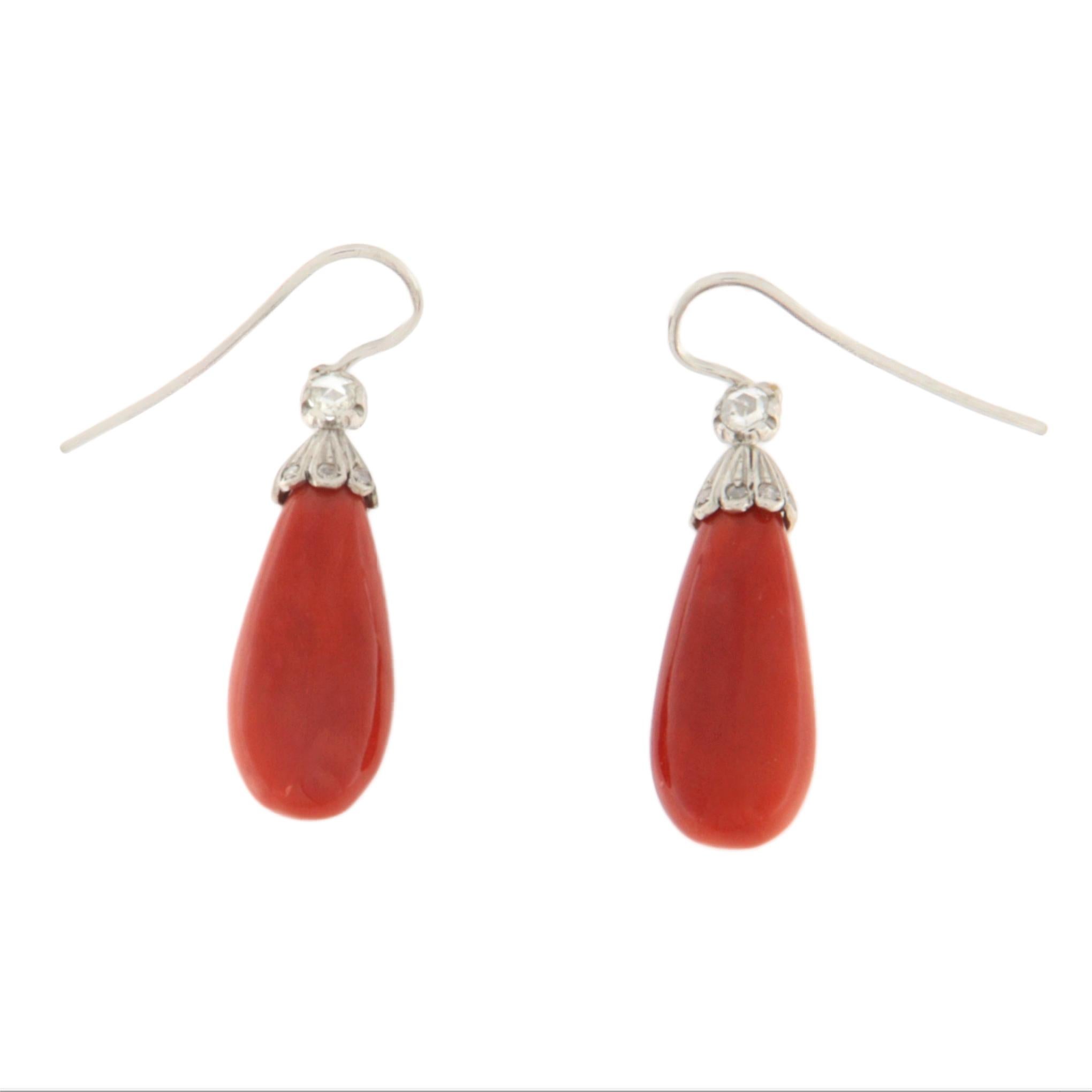 Boucles d'oreilles pendantes en or blanc 18 carats avec corail et diamants Neuf - En vente à Marcianise, IT