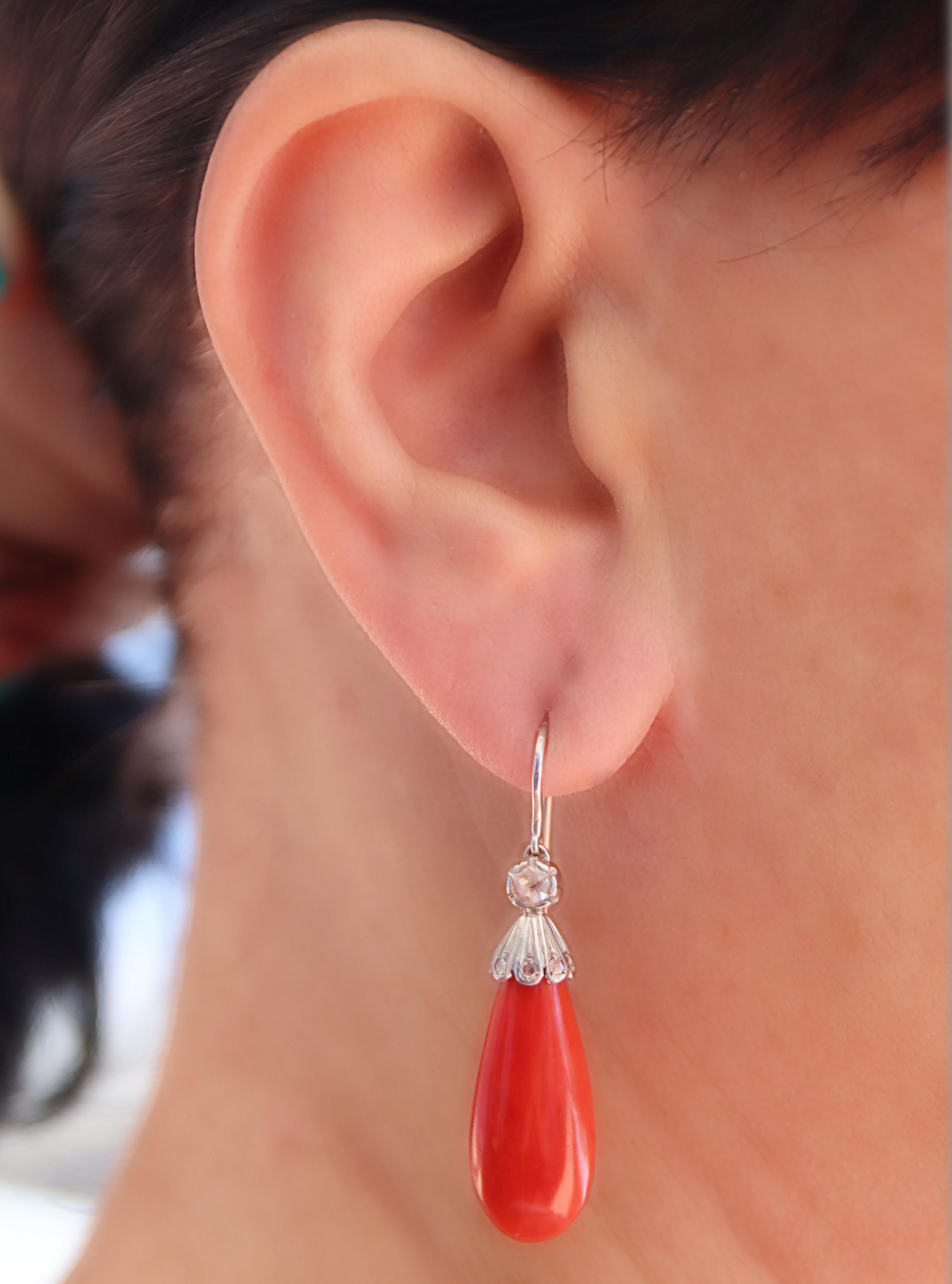 Boucles d'oreilles pendantes en or blanc 18 carats avec corail et diamants en vente 1