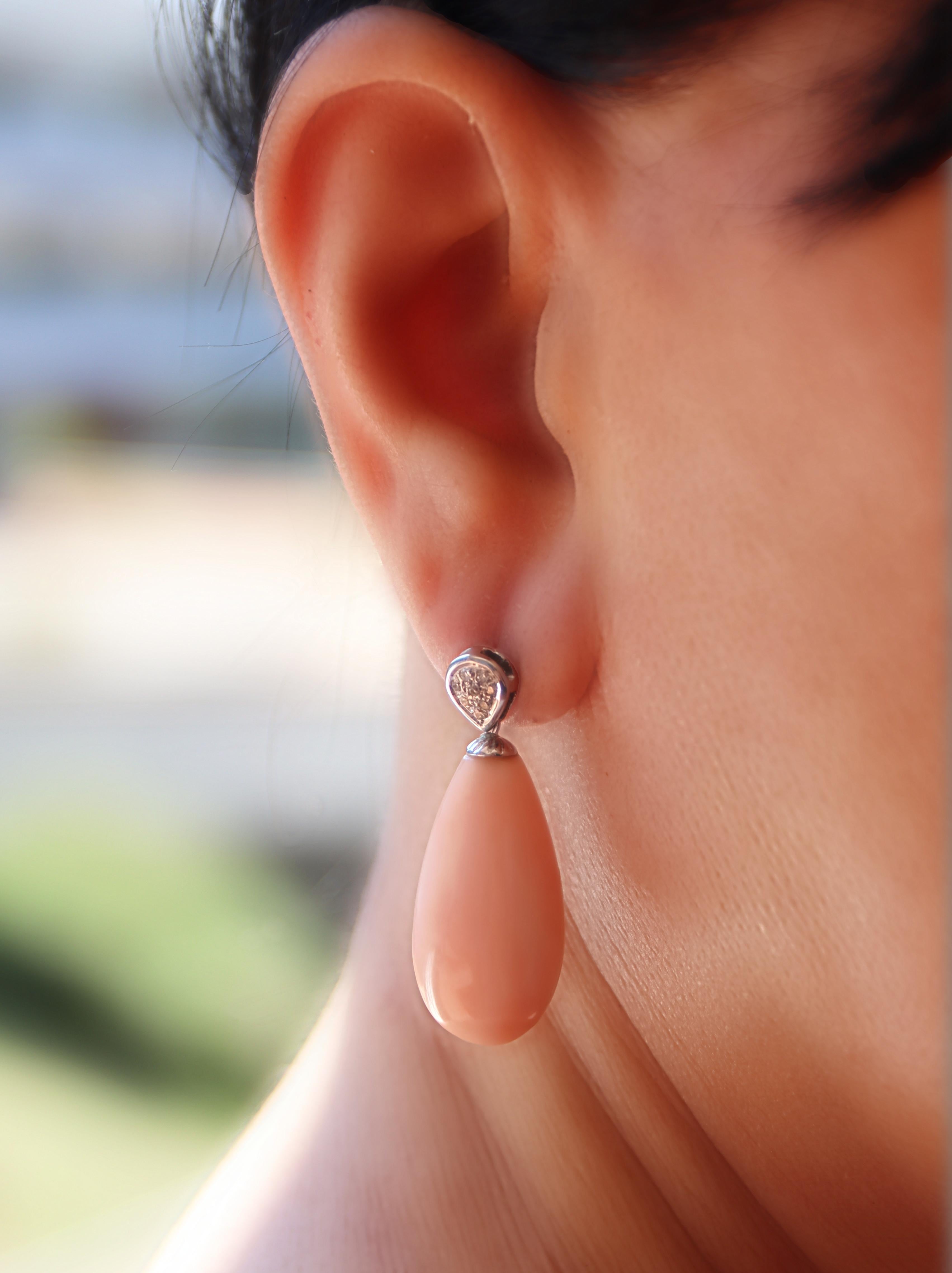 Tropfenohrringe aus 18 Karat Weißgold mit Korallen und Diamanten im Angebot 2