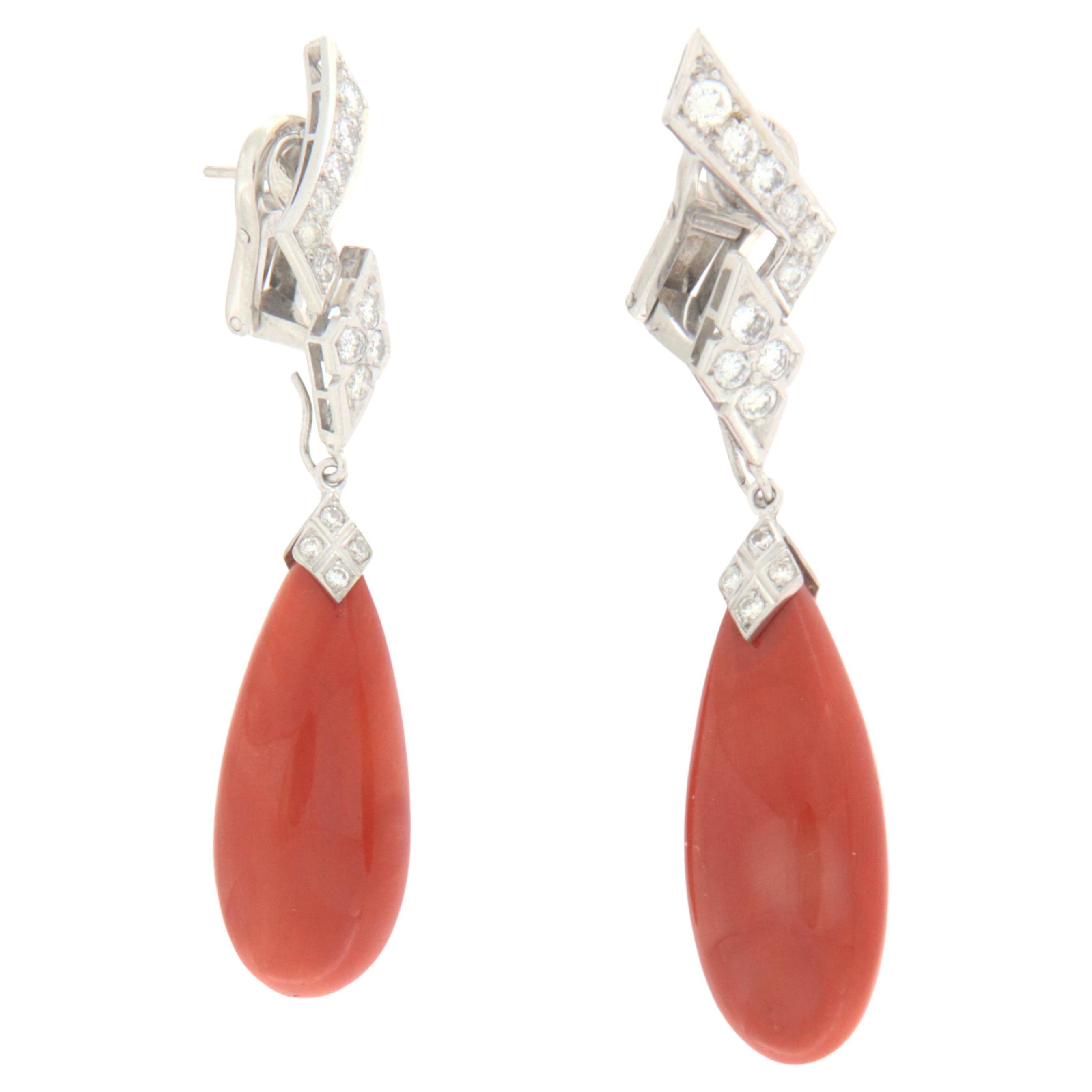 Boucles d'oreilles pendantes en or blanc 18 carats avec corail et diamants