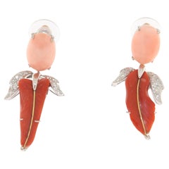 Boucles d'oreilles pendantes en or blanc 18 carats avec corail et diamants