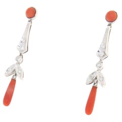 Boucles d'oreilles pendantes en or blanc 18 carats avec corail et diamants