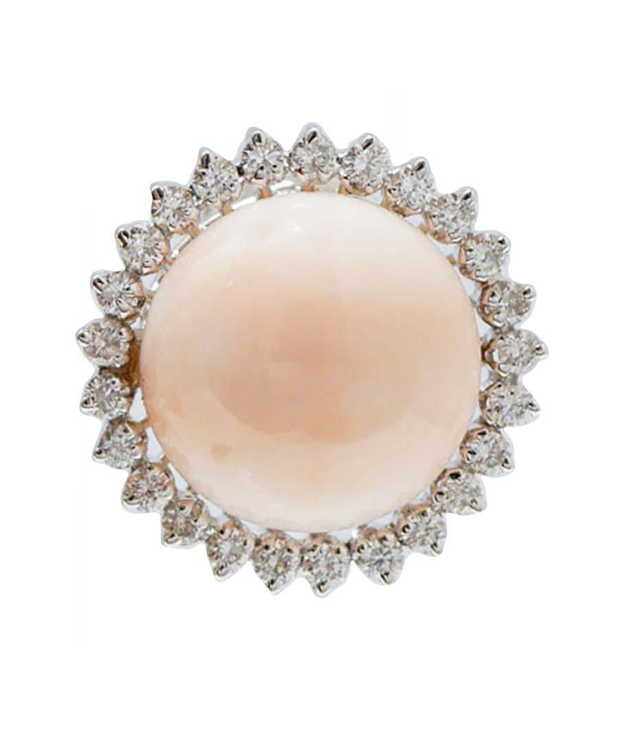 Elegant earrings in 18 kt white gold structure mounted with a central coral surrounded by diamonds.
These earrings were totally handmade by Italian master goldsmiths and they are in perfect conditions.
Diamonds 2.50 ct
Coral 4.80 gr
Total Weight