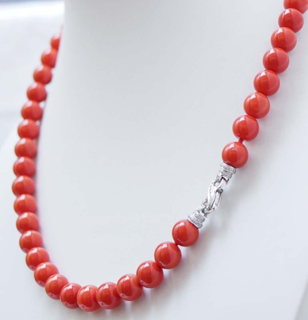 Collier Retrò monté de perles de corail et d'un fermoir en or blanc 18 kt serti de diamants.
Ce collier a été entièrement réalisé à la main par des maîtres orfèvres italiens et il est en parfait état.
Diamants 0.33 ct
Corail 52.50 gr - 9 mm
Poids
