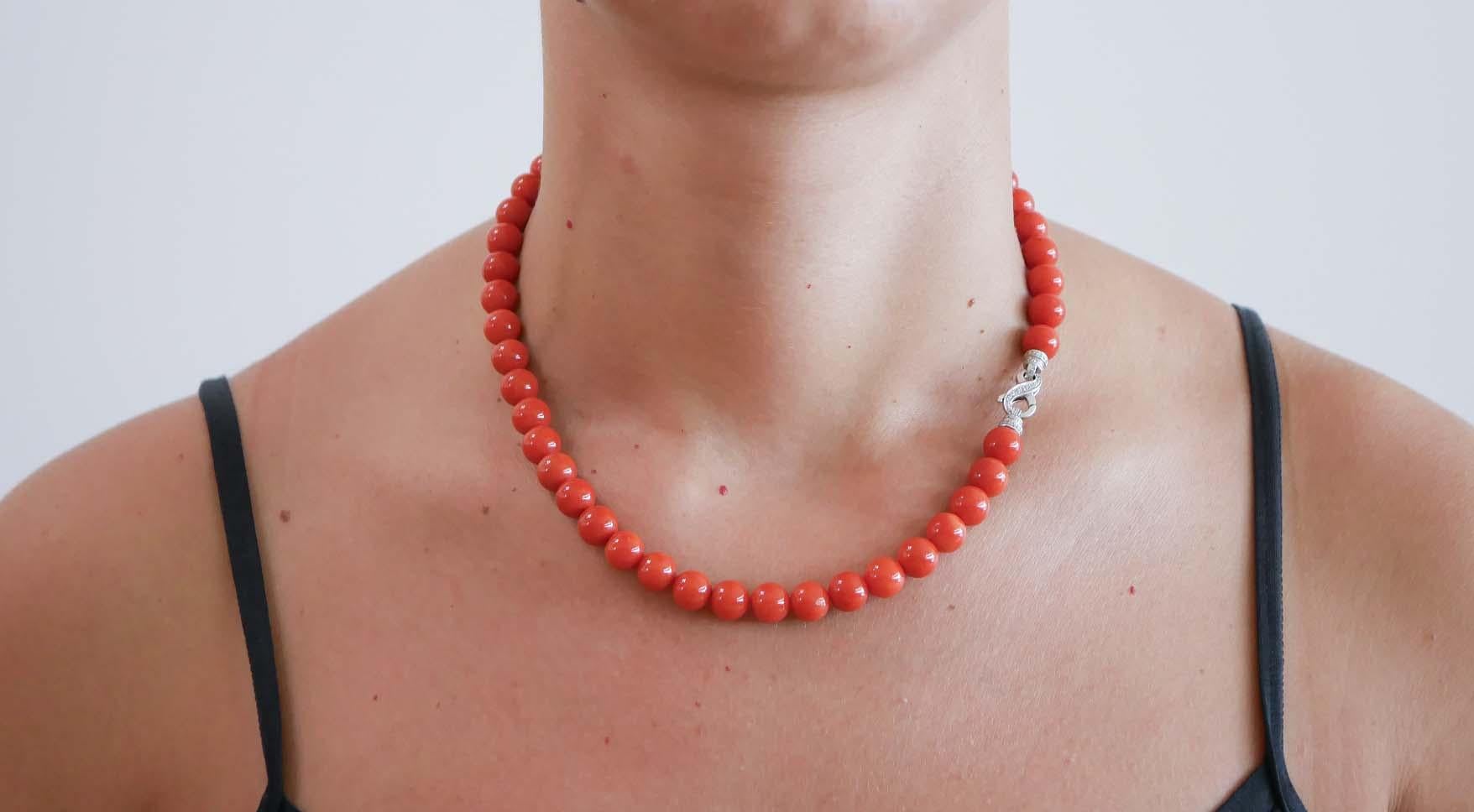 Taille brillant Corail, diamants, or blanc 18 carats Collier. en vente