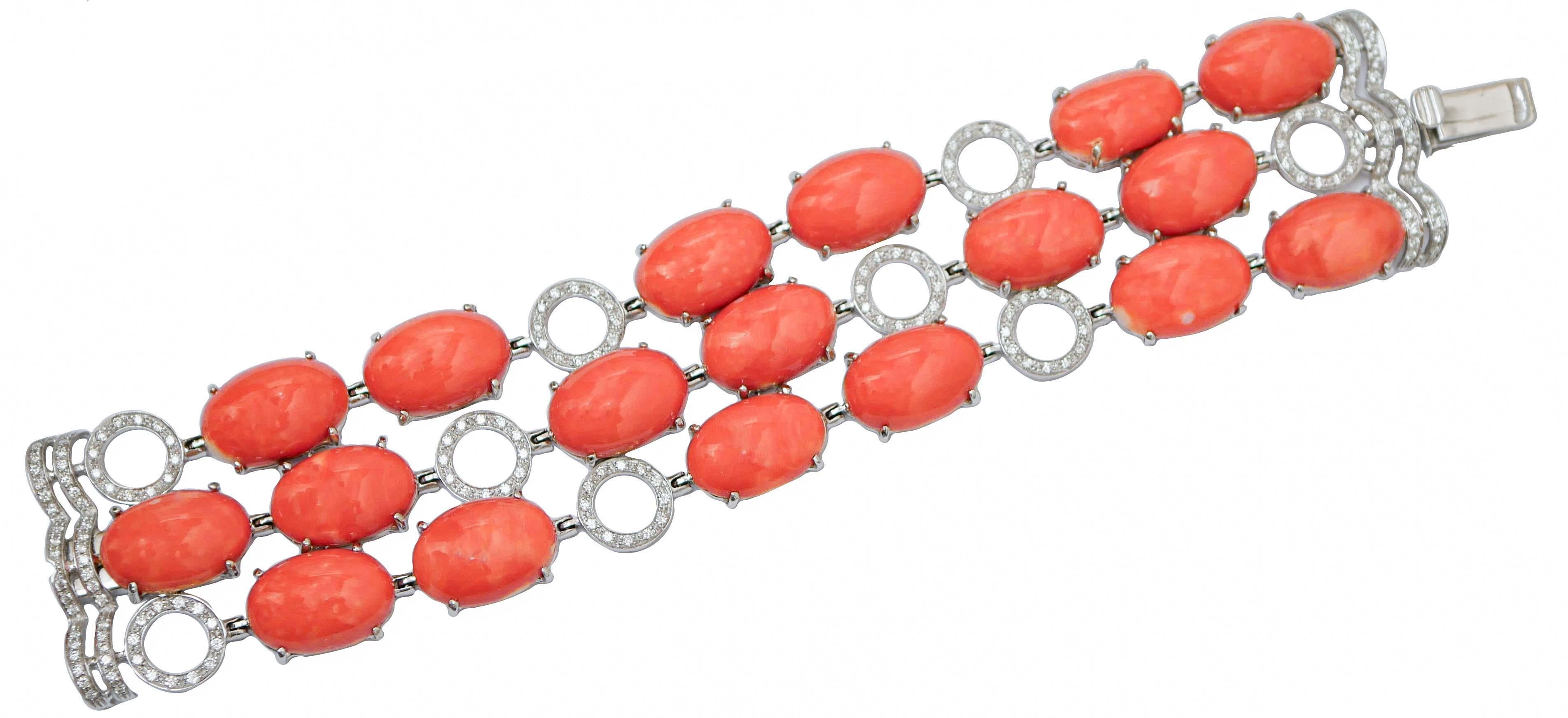 Fantastique bracelet retrò en or blanc 18 carats monté avec 18 coraux ovales et, entre eux et aux extrémités, des diamants.
Ce bracelet a été entièrement réalisé à la main par des maîtres orfèvres italiens et il est en parfait état.
Diamants 2,84