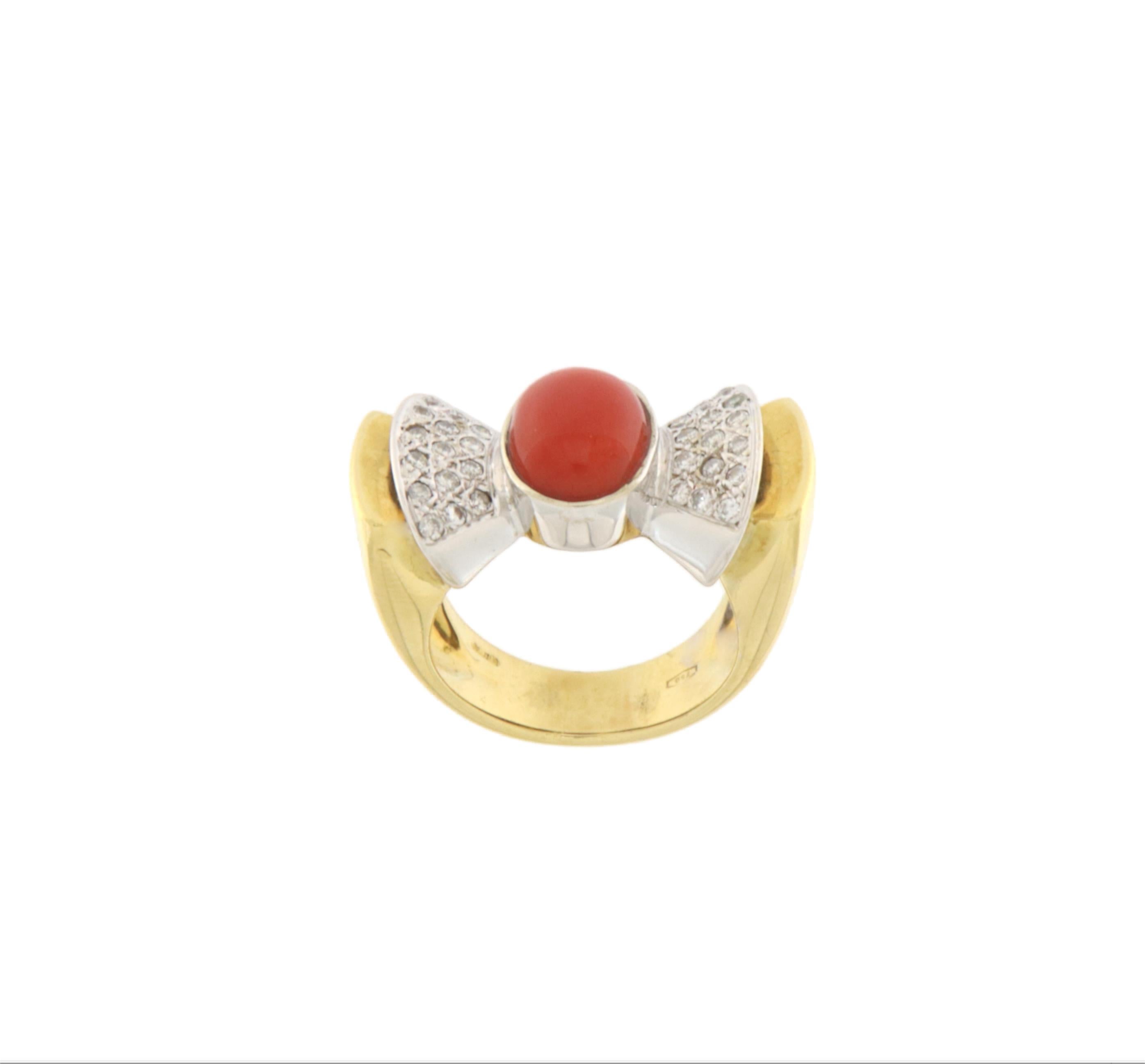 This extraordinary ring in 18K yellow and white gold is a perfect example of refinement and timeless style. The distinctive design, reminiscent of a wrapped candy, is made unique by the balance between the warmth of the yellow gold and the shine of