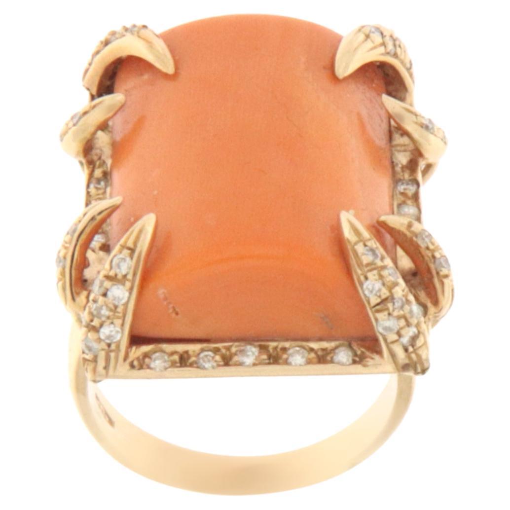 Anillo de cóctel de oro amarillo de 18 quilates con diamantes de coral