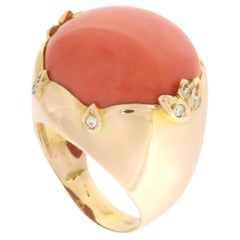 Anillo de cóctel de oro amarillo de 18 quilates con diamantes de coral
