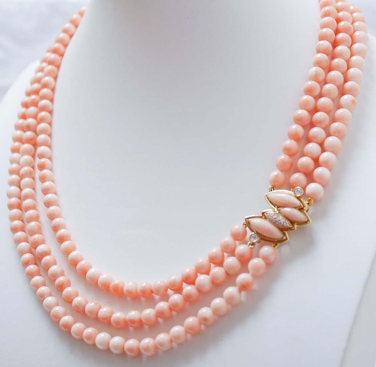Elegantes Collier mit drei Korallensträngen und einem Verschluss aus 18-karätigem Gelbgold, besetzt mit Diamanten und Korallen.
Diese Halskette wurde von italienischen Goldschmiedemeistern in Handarbeit hergestellt und ist in perfektem