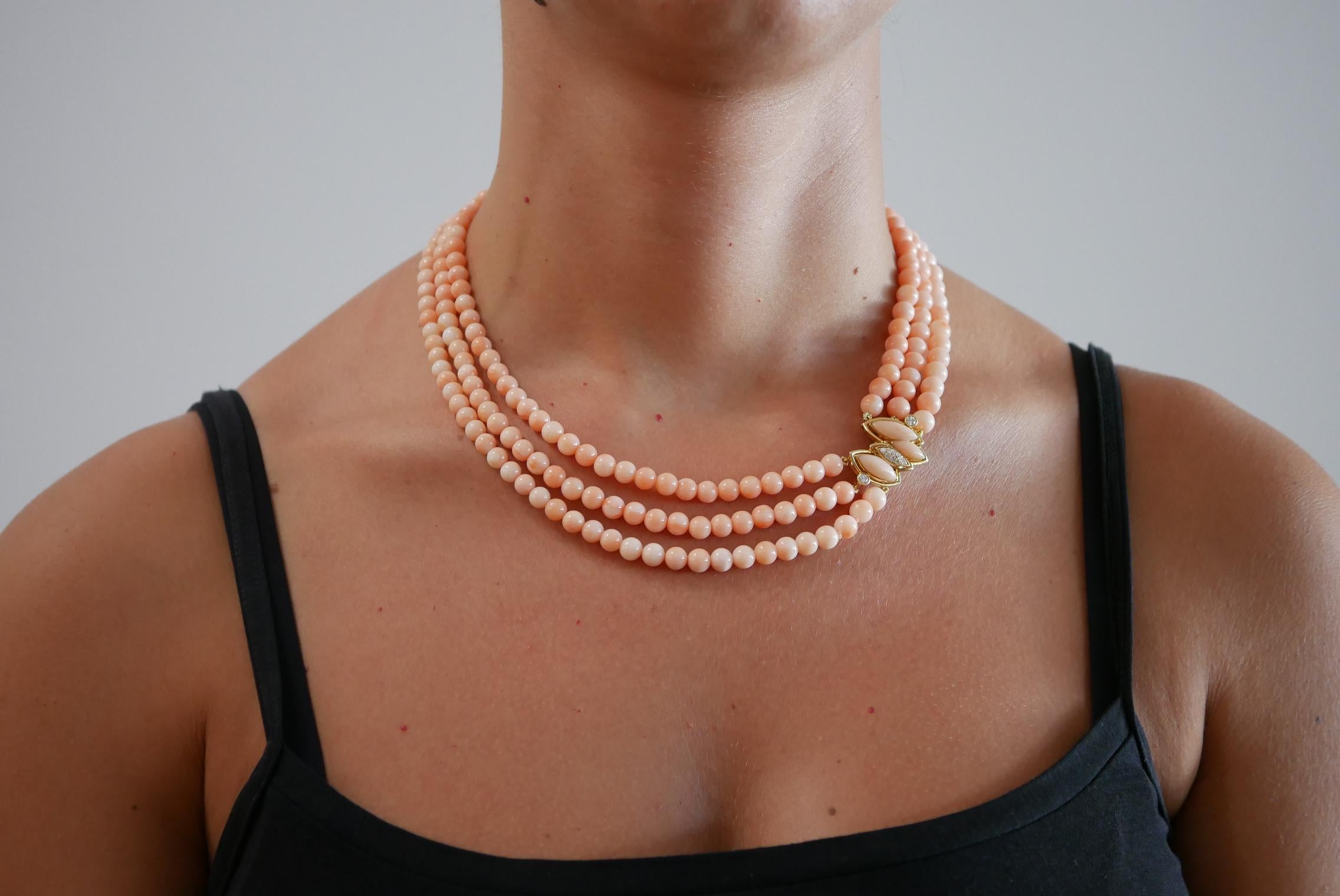 Koralle, Diamanten, 18 Karat Gelbgold Halskette. (Gemischter Schliff) im Angebot