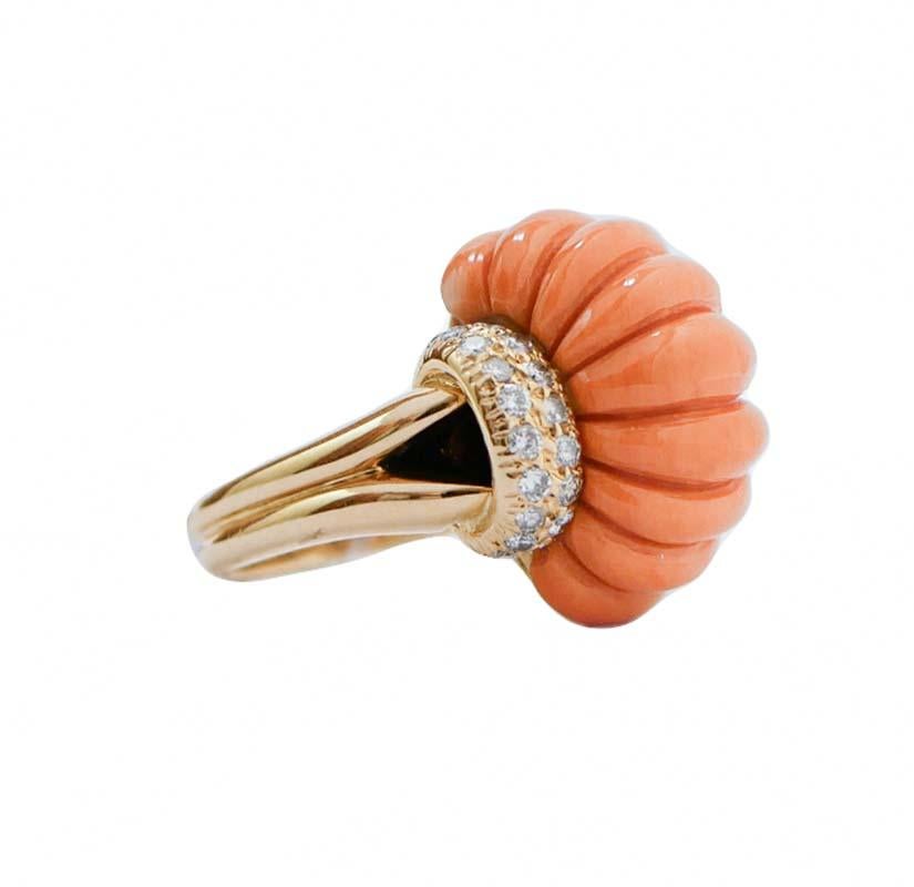 Retrò ring in 18 kt yellow gold structure mounted with central coral and,laterlly, diamonds.
This ring was totally handmade by Italian master goldsmiths and it is in perfect conditions.
Diamonds 0.80 ct
Coral 3.00 gr
Total Weight 16.40 gr 
RF 