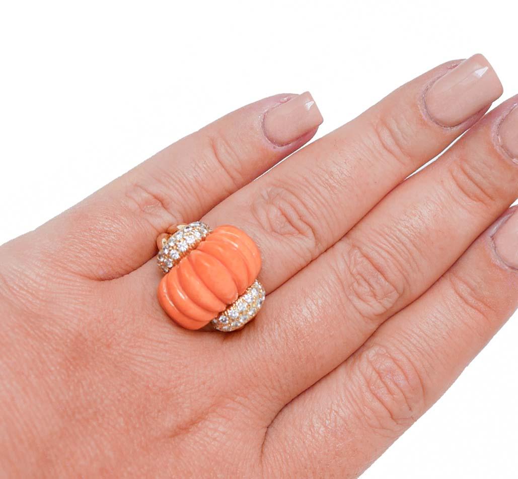 Coral, Diamonds, 18 Karat Yellow Gold Ring. In Good Condition In Marcianise, Marcianise (CE)