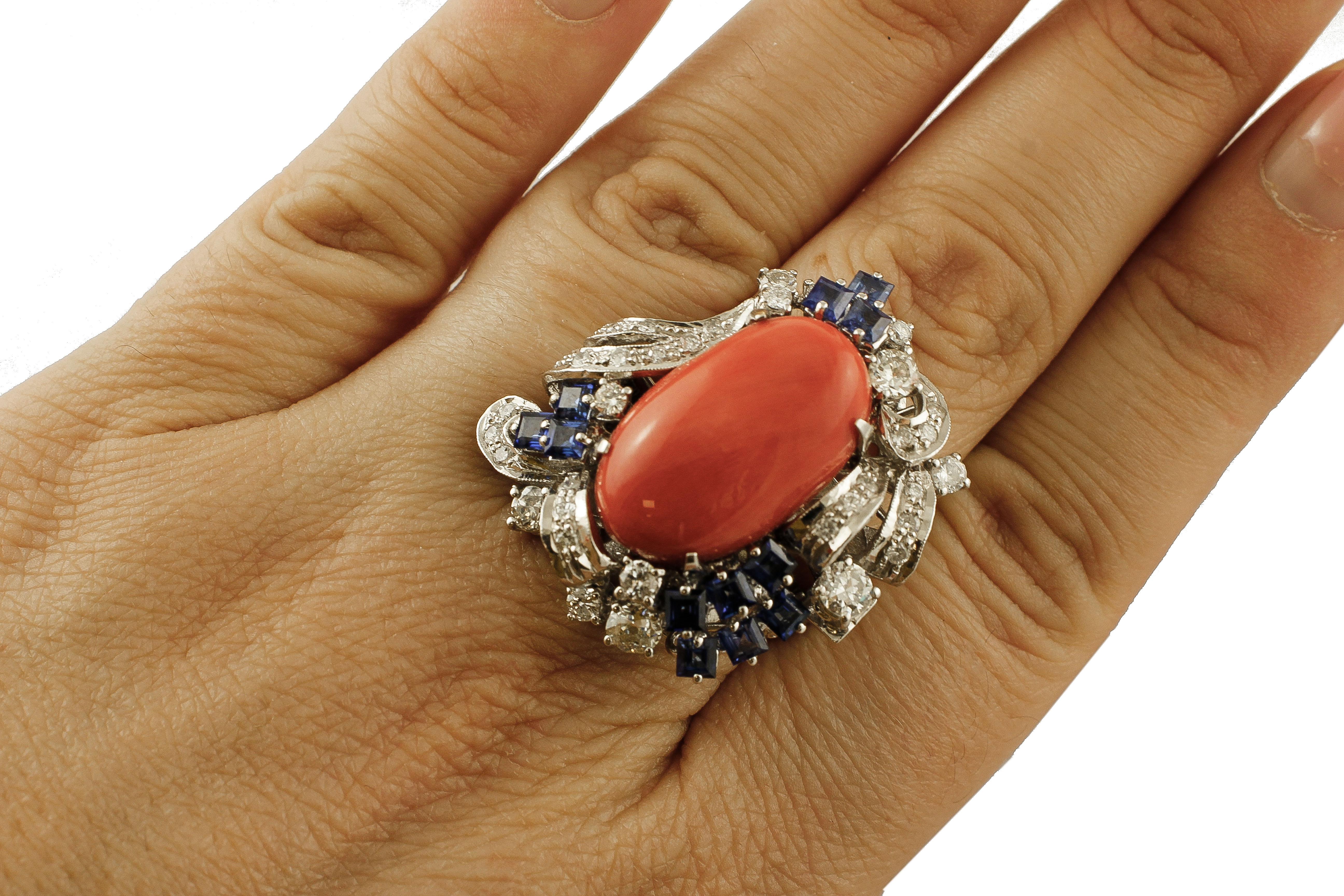 Coral, Diamonds, Blue Sapphires, 14 Karat White Gold Cocktail Ring In Good Condition For Sale In Marcianise, Marcianise (CE)