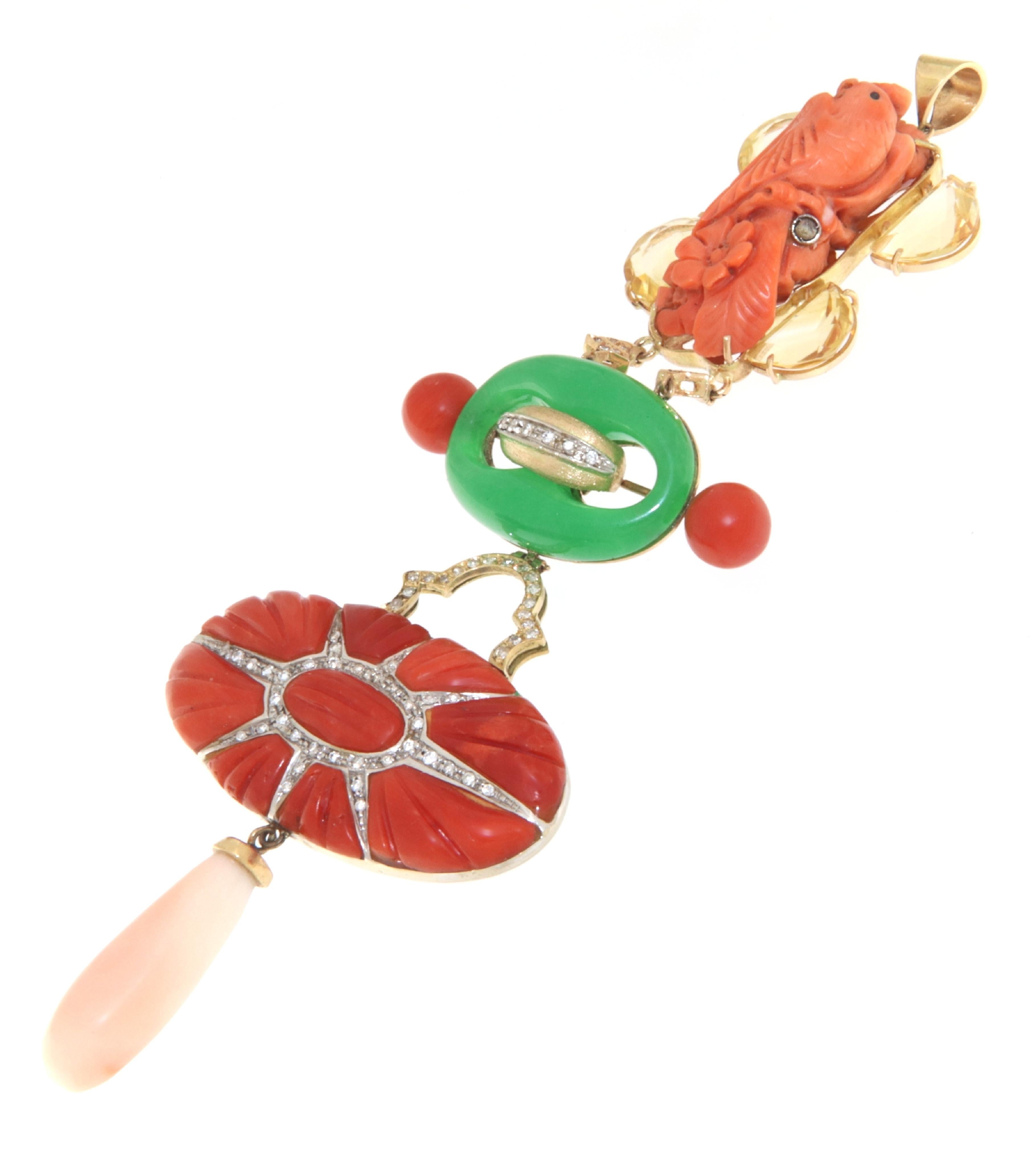 Ce pendentif exquis est un véritable chef-d'œuvre qui capte immédiatement l'attention, parfait pour ceux qui souhaitent exprimer leur goût raffiné à travers des bijoux uniques et extraordinaires. Réalisé en or jaune 18 carats de haute qualité, ce