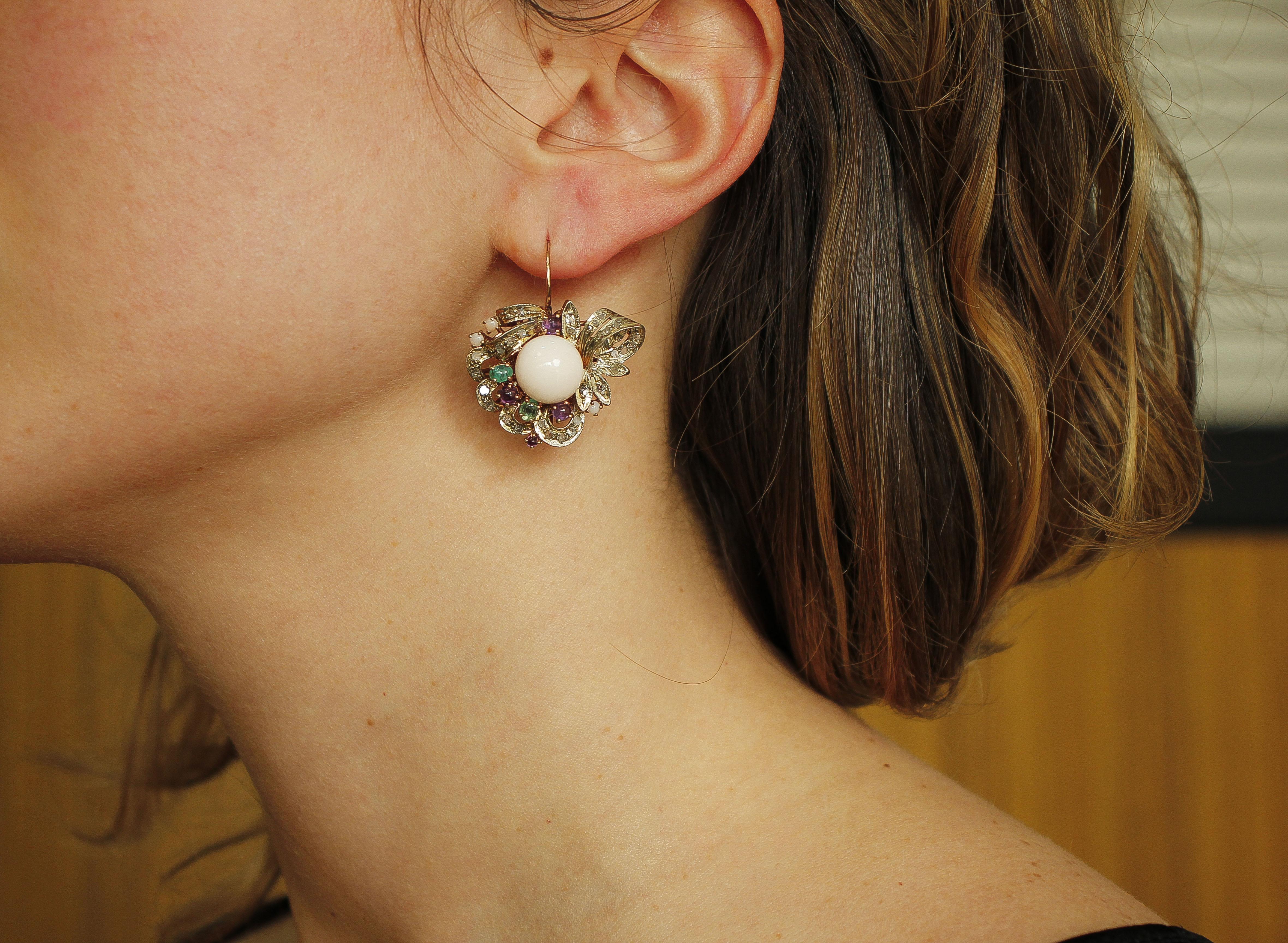 Boutons d'oreilles en or rose 9 carats, diamants, émeraudes, améthystes et corail rose Pour femmes en vente