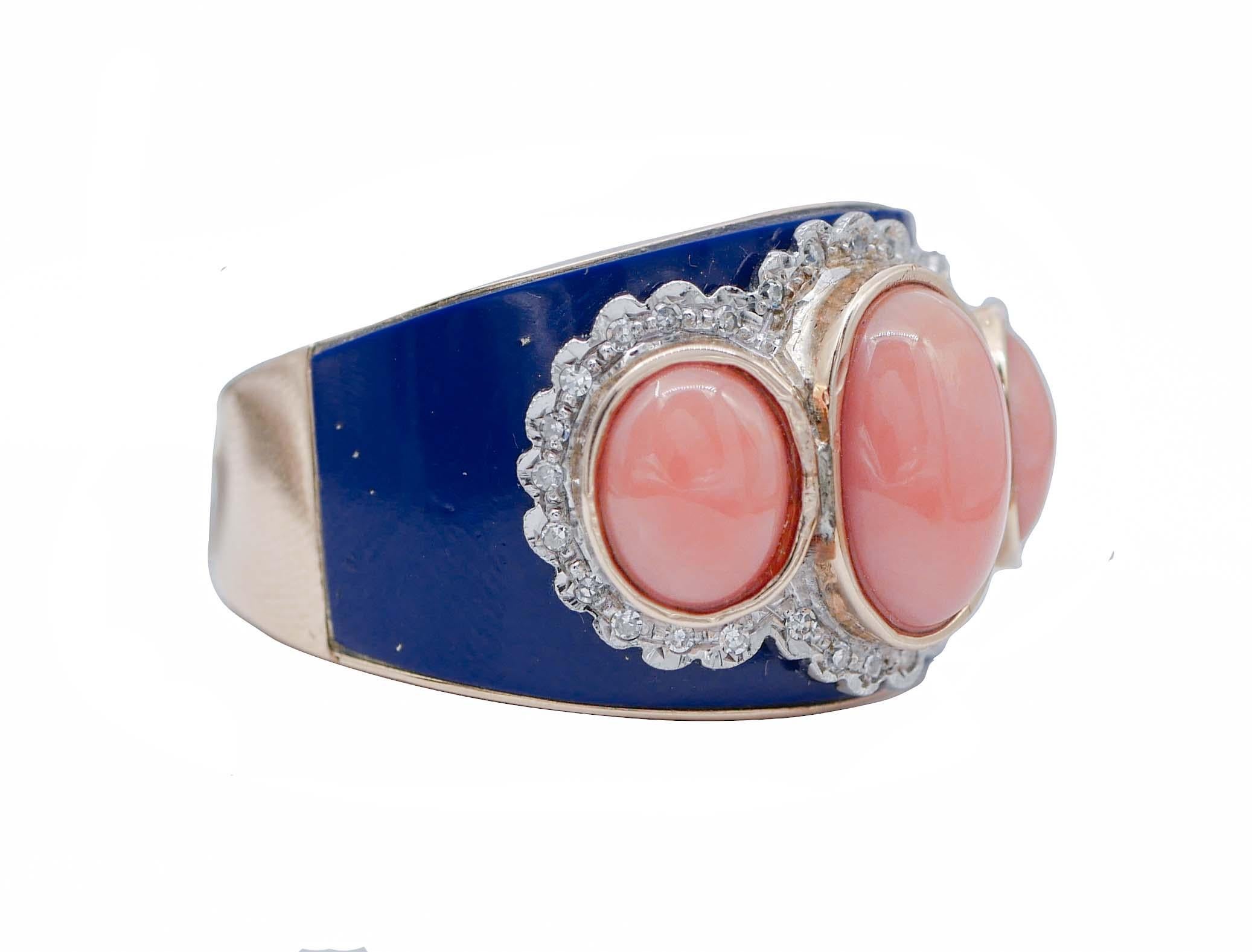 Fantastic band ring in 14 karat rose gold structure mounted with a lapis band and, on it, a 14 karat white gold structure studded with three coral and diamonds.
This ring was totally handmade by Italian master goldsmiths and it is in perfect