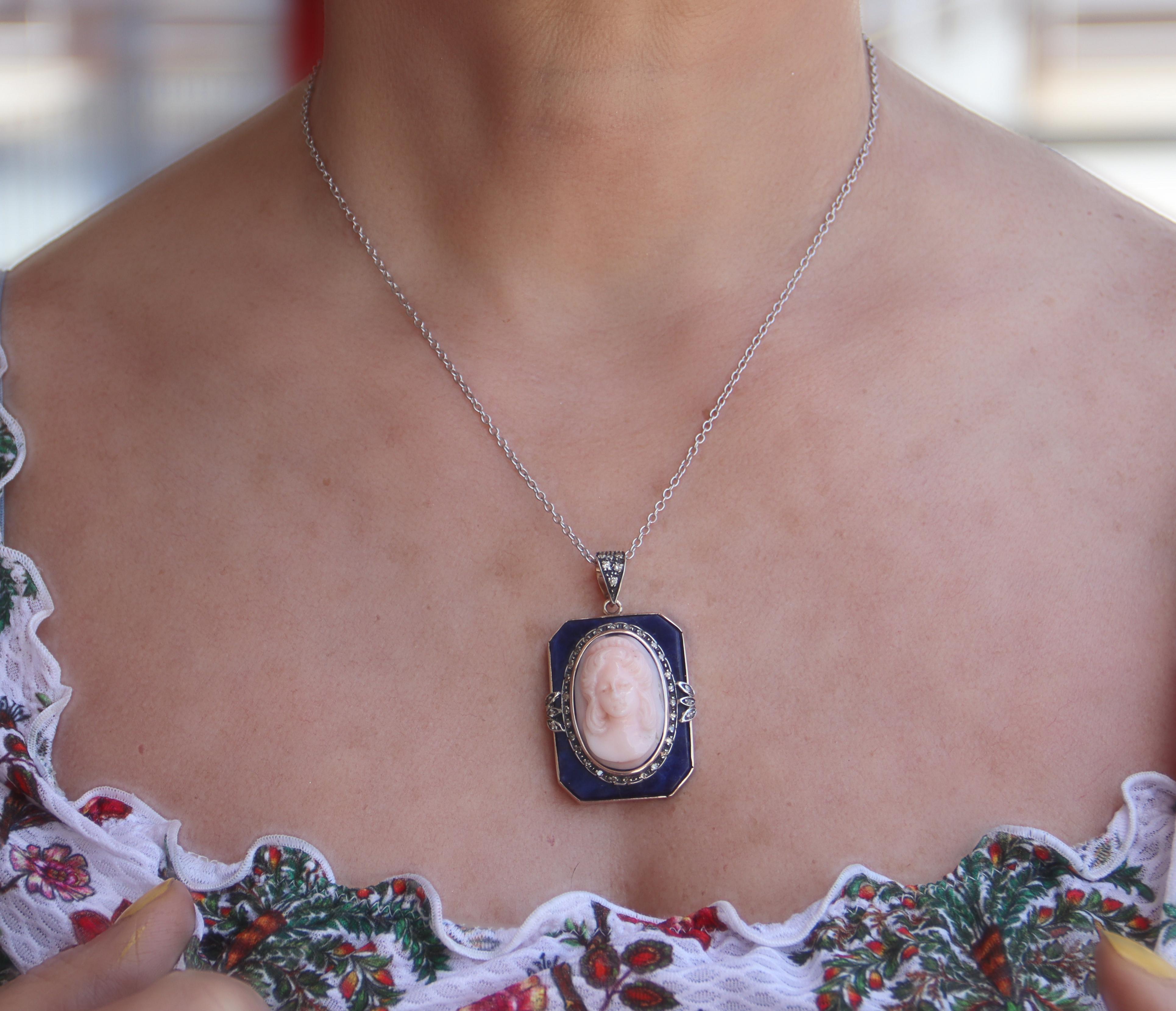 Colliers à pendentifs en or jaune 9 carats en vente 1