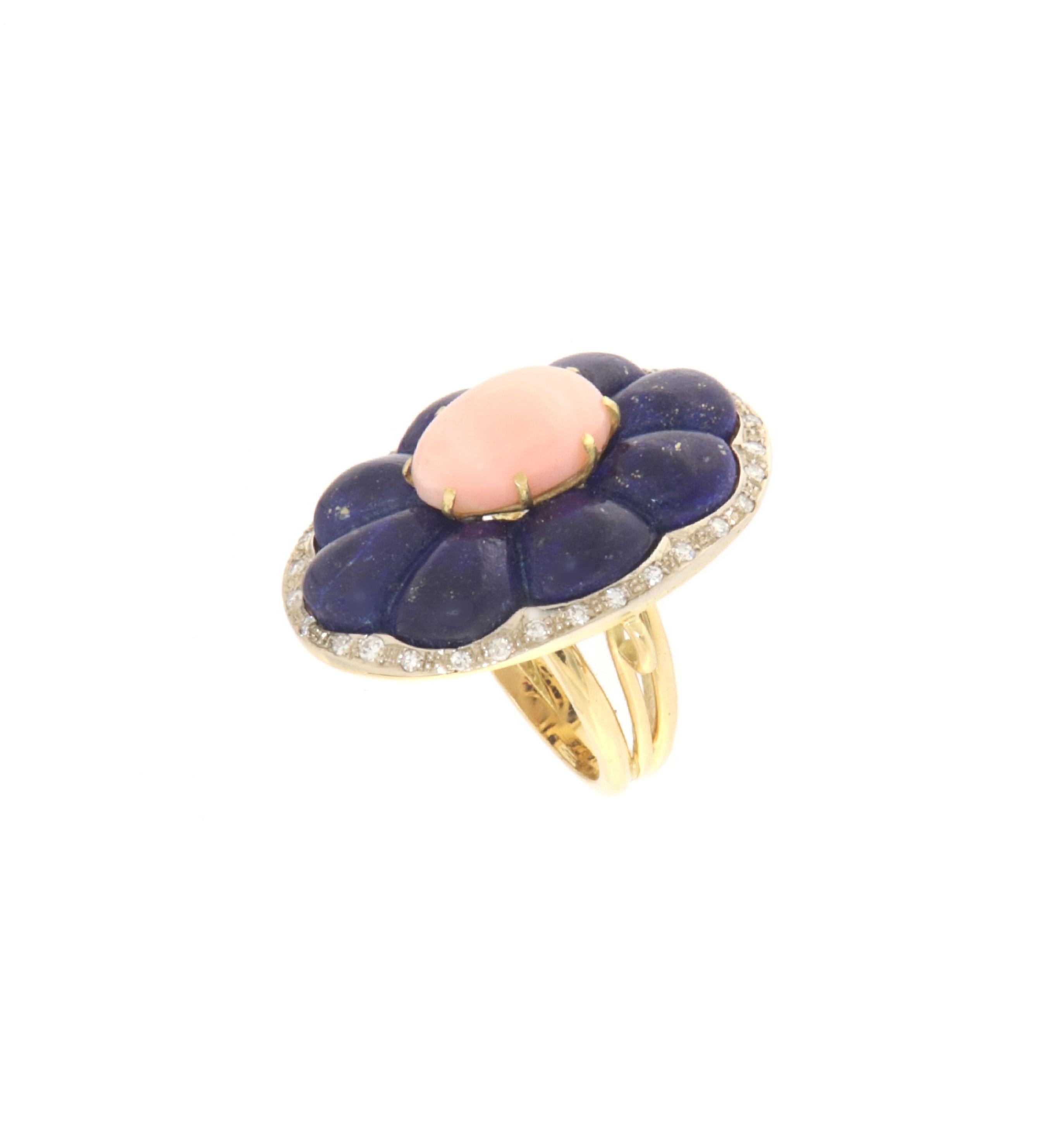 Dieser exquisit-elegante Ring ist ein wahrer Ausdruck von Luxus und Raffinesse, meisterhaft gefertigt aus 18 Karat Gelb- und Weißgold. In der Mitte des Sterns befindet sich eine wunderschön leuchtende rosa Koralle, die von intensiv blauen