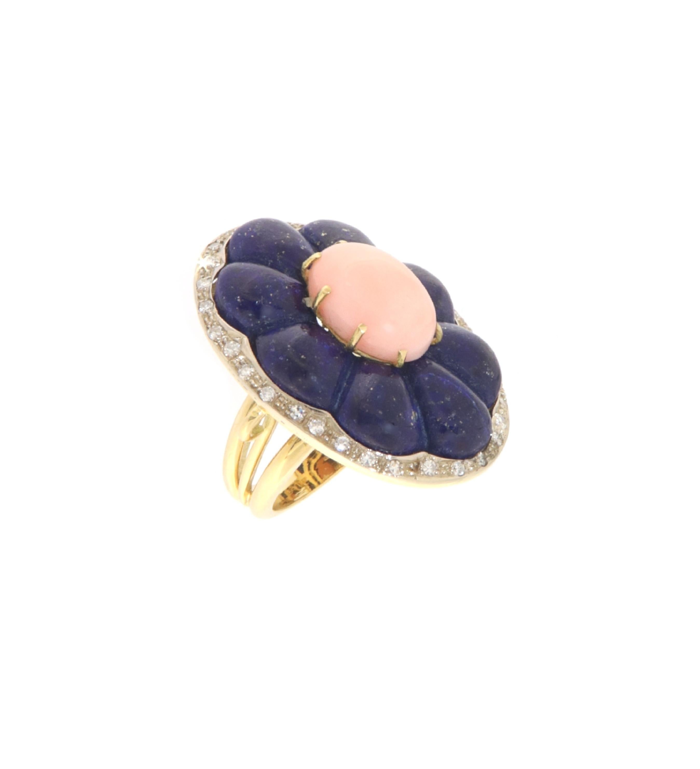 Cocktailring aus 18 Karat Gelbgold mit Koralle, Diamanten und Lapislazuli (Kunsthandwerker*in) im Angebot