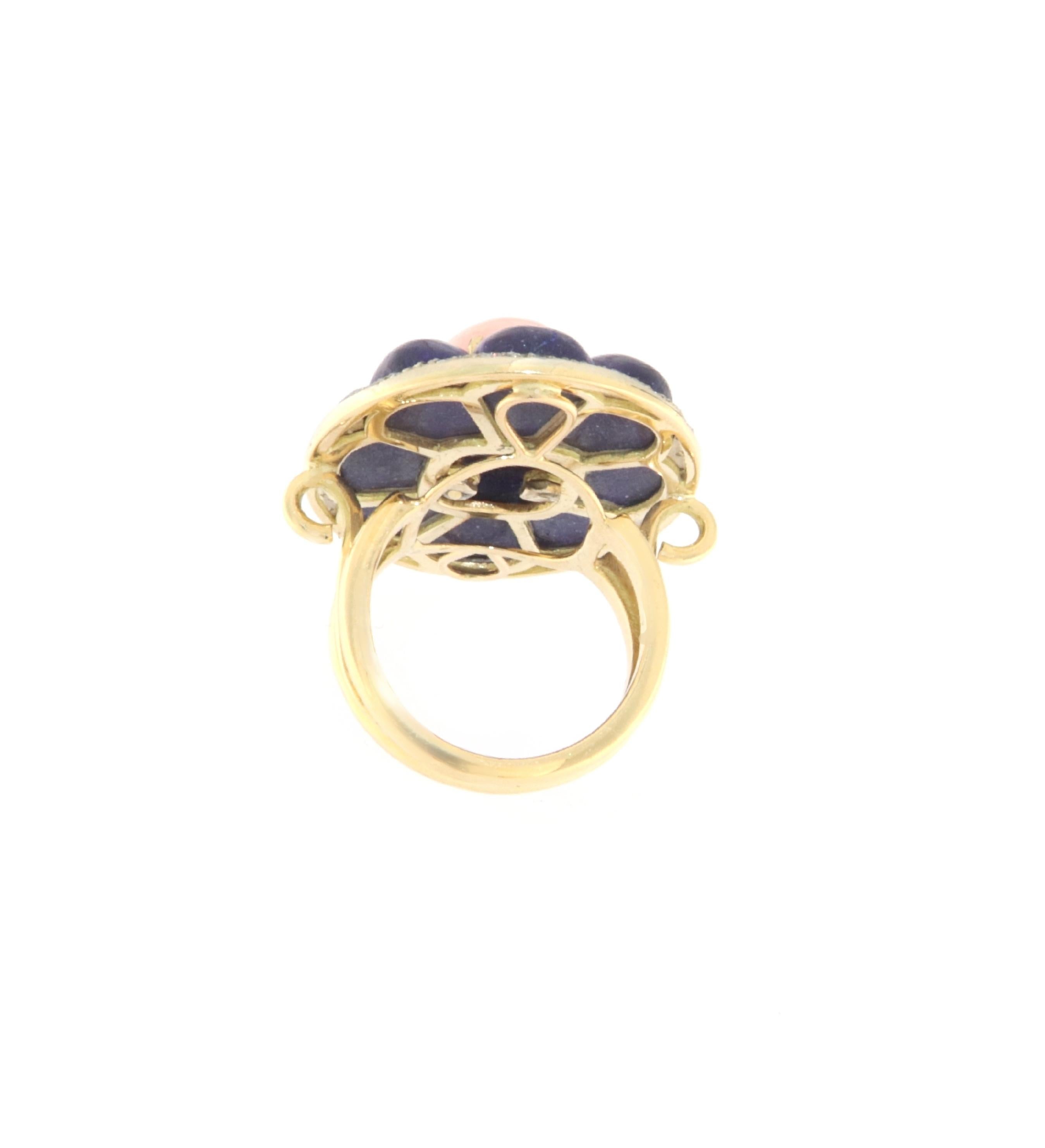 Cocktailring aus 18 Karat Gelbgold mit Koralle, Diamanten und Lapislazuli (Brillantschliff) im Angebot