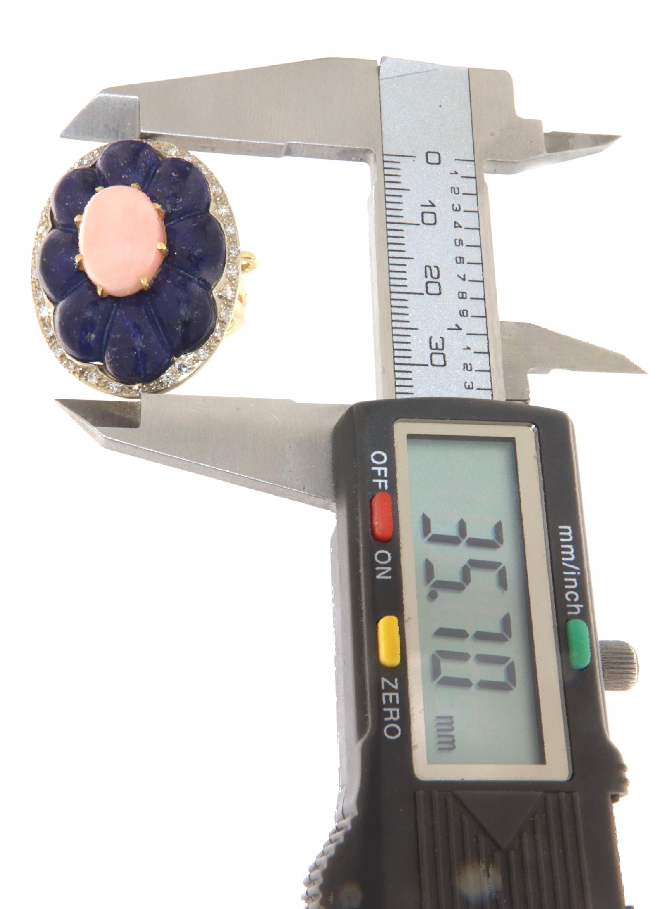 Cocktailring aus 18 Karat Gelbgold mit Koralle, Diamanten und Lapislazuli Damen im Angebot