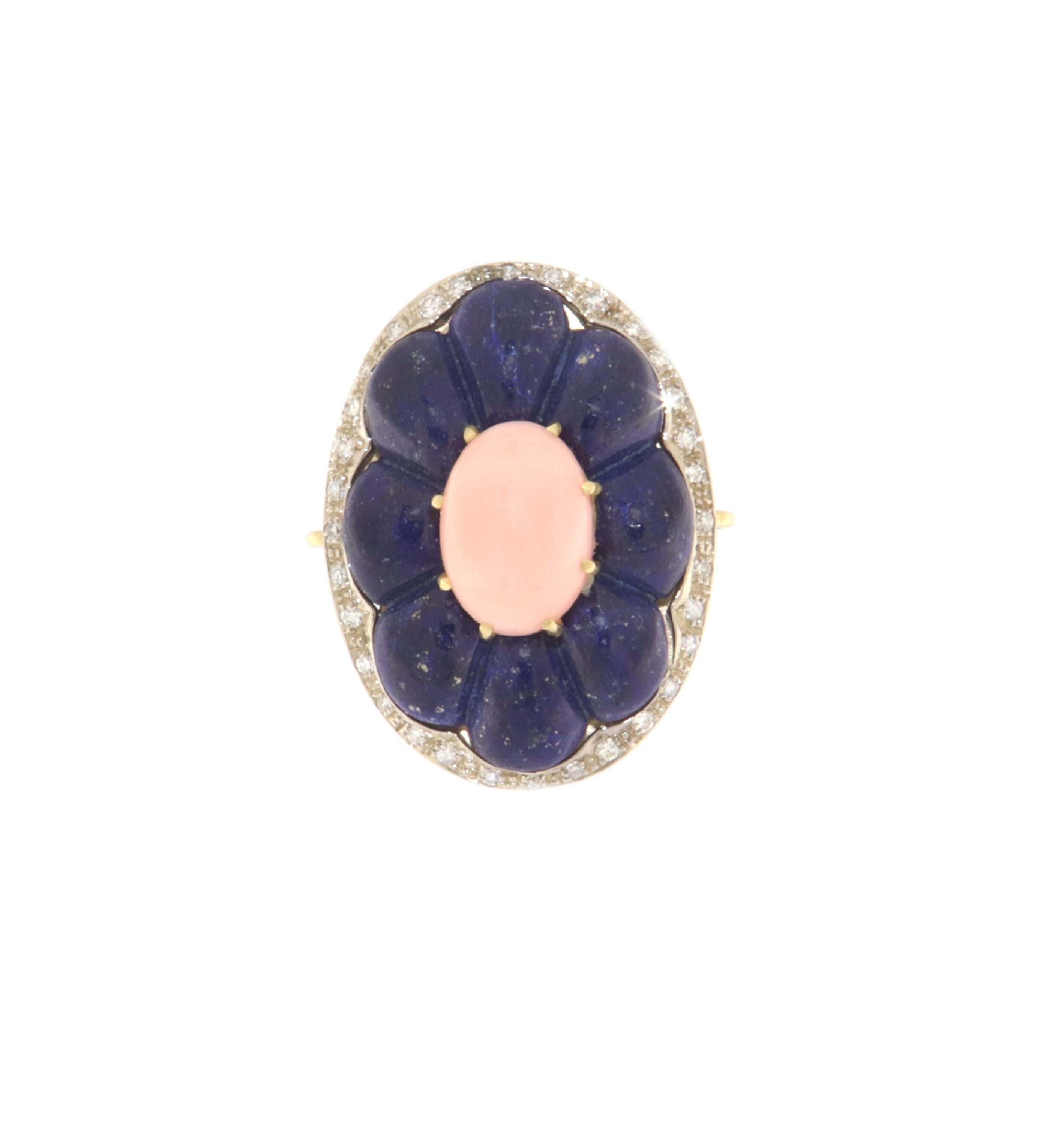 Cocktailring aus 18 Karat Gelbgold mit Koralle, Diamanten und Lapislazuli im Angebot 1
