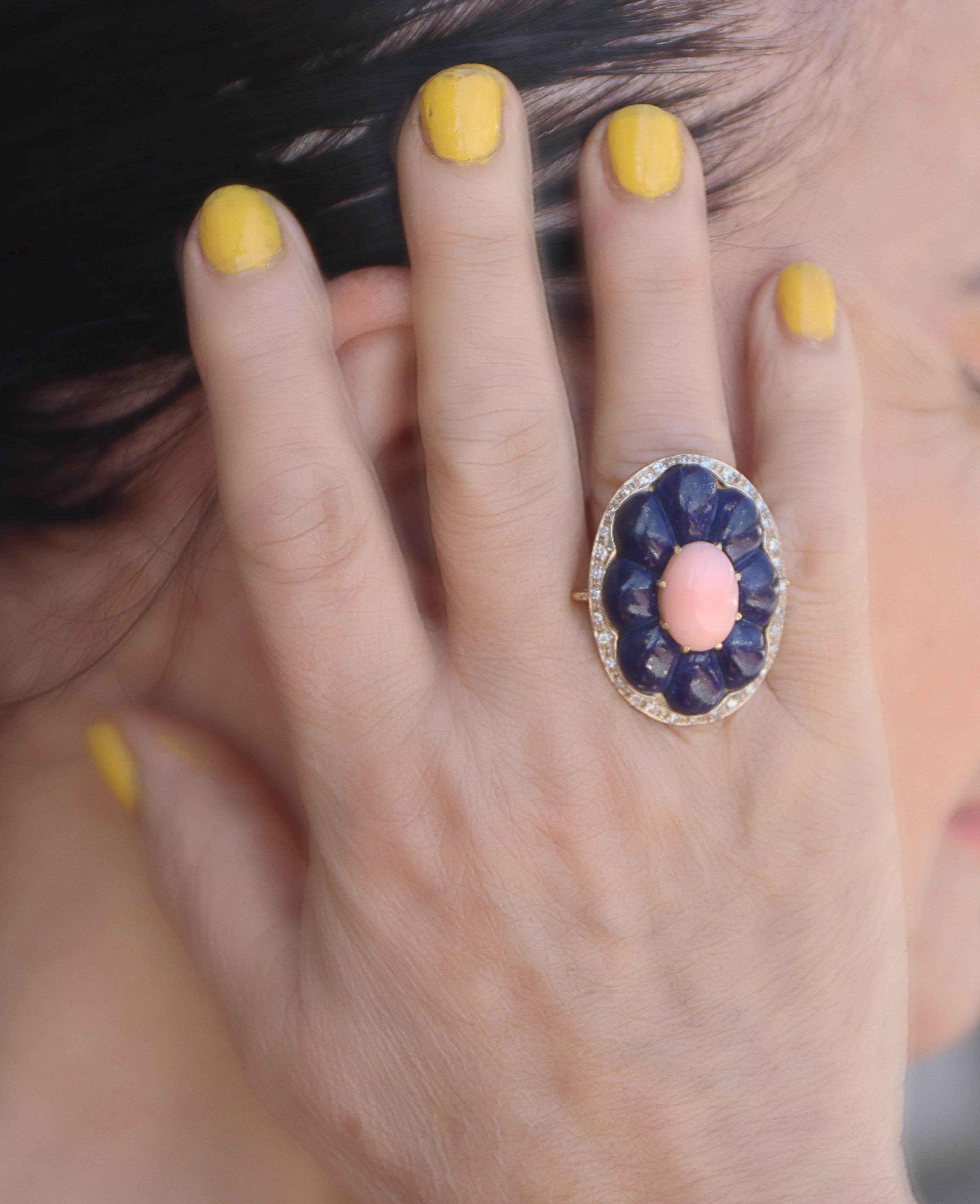 Cocktailring aus 18 Karat Gelbgold mit Koralle, Diamanten und Lapislazuli im Angebot 2