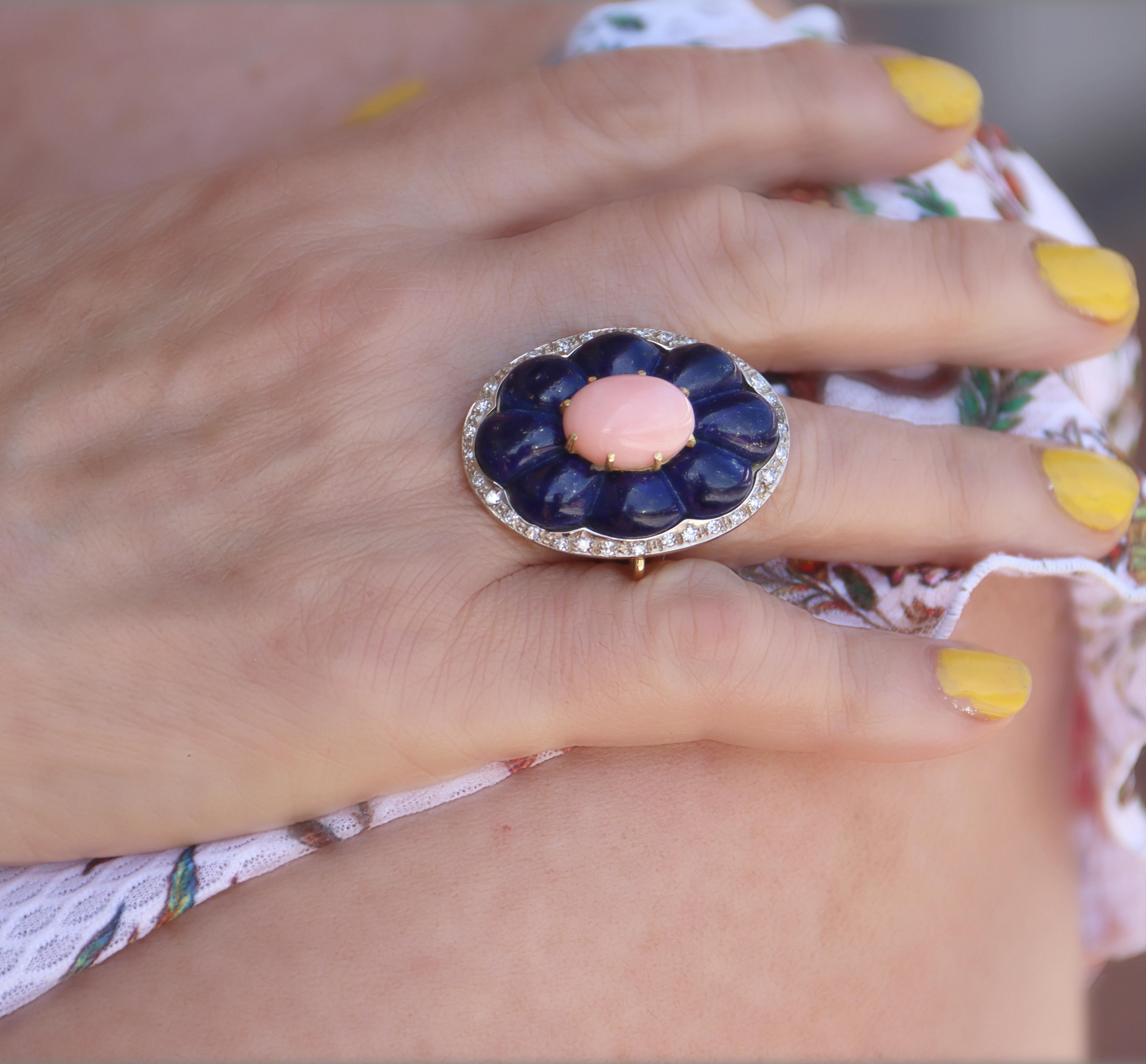 Cocktailring aus 18 Karat Gelbgold mit Koralle, Diamanten und Lapislazuli im Angebot 3