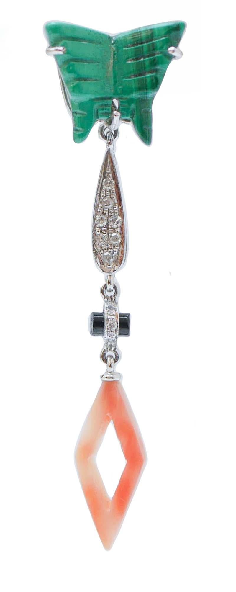 Fantastici orecchini con struttura in platino montati con una malakite a forma di farfalla nella parte superiore; al centro, diamanti e onice e, come pendente, un corallo.
Questi orecchini sono stati realizzati totalmente a mano da maestri orafi