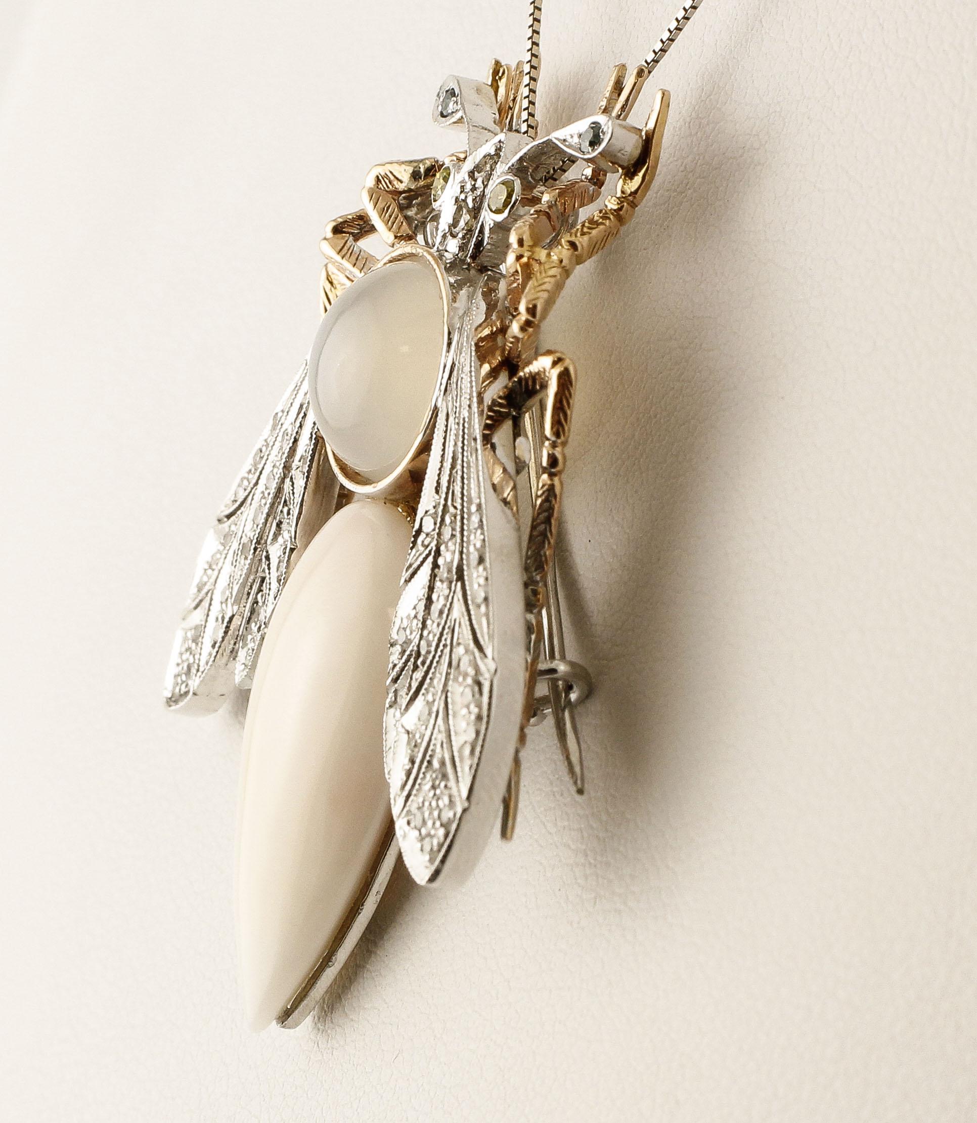 Beautiful brooch / pendant with the design of a dragonfly, mounted in rose gold and 14 kt yellow gold.
The wings and the head are covered with white and colored diamonds, a moonstone as central stone and a drop of pink coral to define the body.
This
