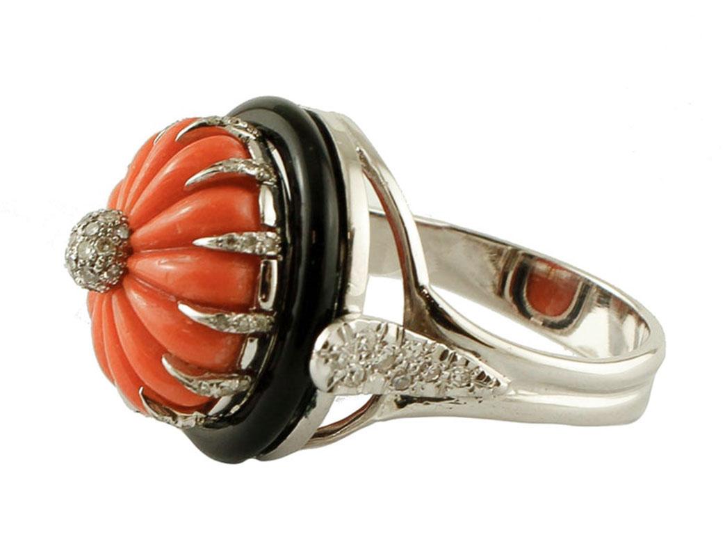 SHIPPING POLICY:
No additional costs will be added to this order.
Shipping costs will be totally covered by the seller (customs duties included).

Retro ring in 14 kt white gold structure, mounted with a finely carved elatius coral in the centre,