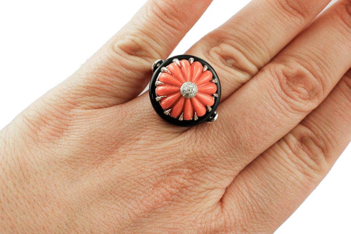 Coral, Diamonds, Onyx, 14 Karat White Gold Dome Vintage Ring In Good Condition In Marcianise, Marcianise (CE)
