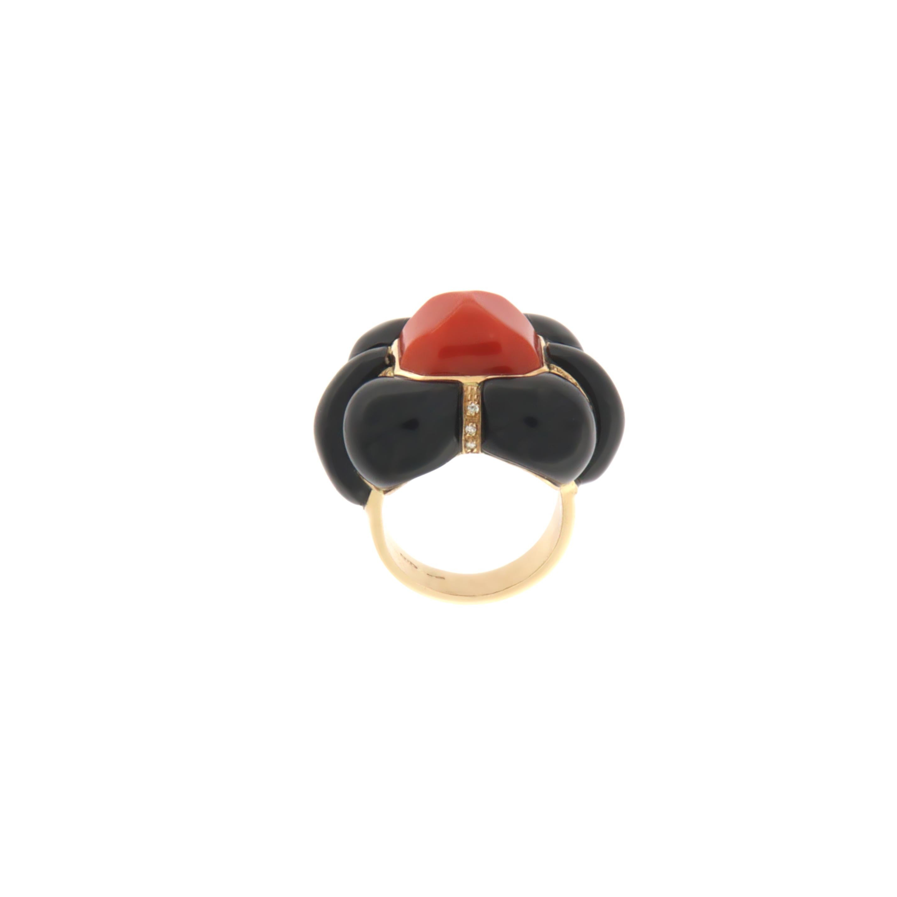 Coral Diamonds Onyx 14 Karat Yellow Gold Cocktail Ring In New Condition For Sale In Marcianise, IT