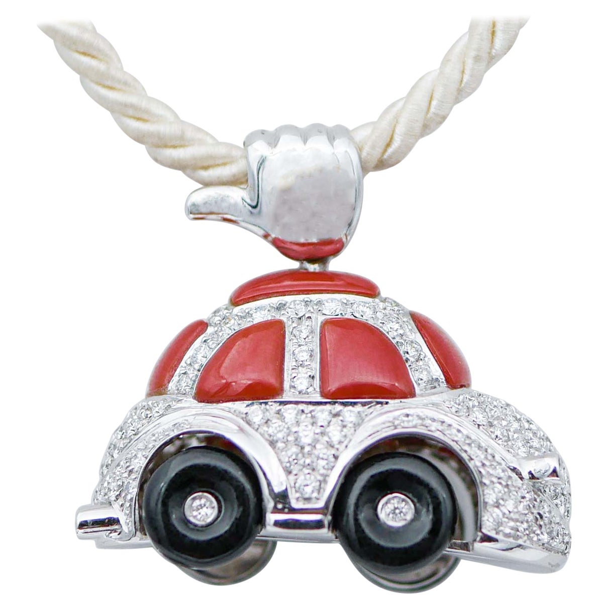 Collana con ciondolo a forma di auto in corallo, diamanti, onice, oro bianco 18 carati in vendita