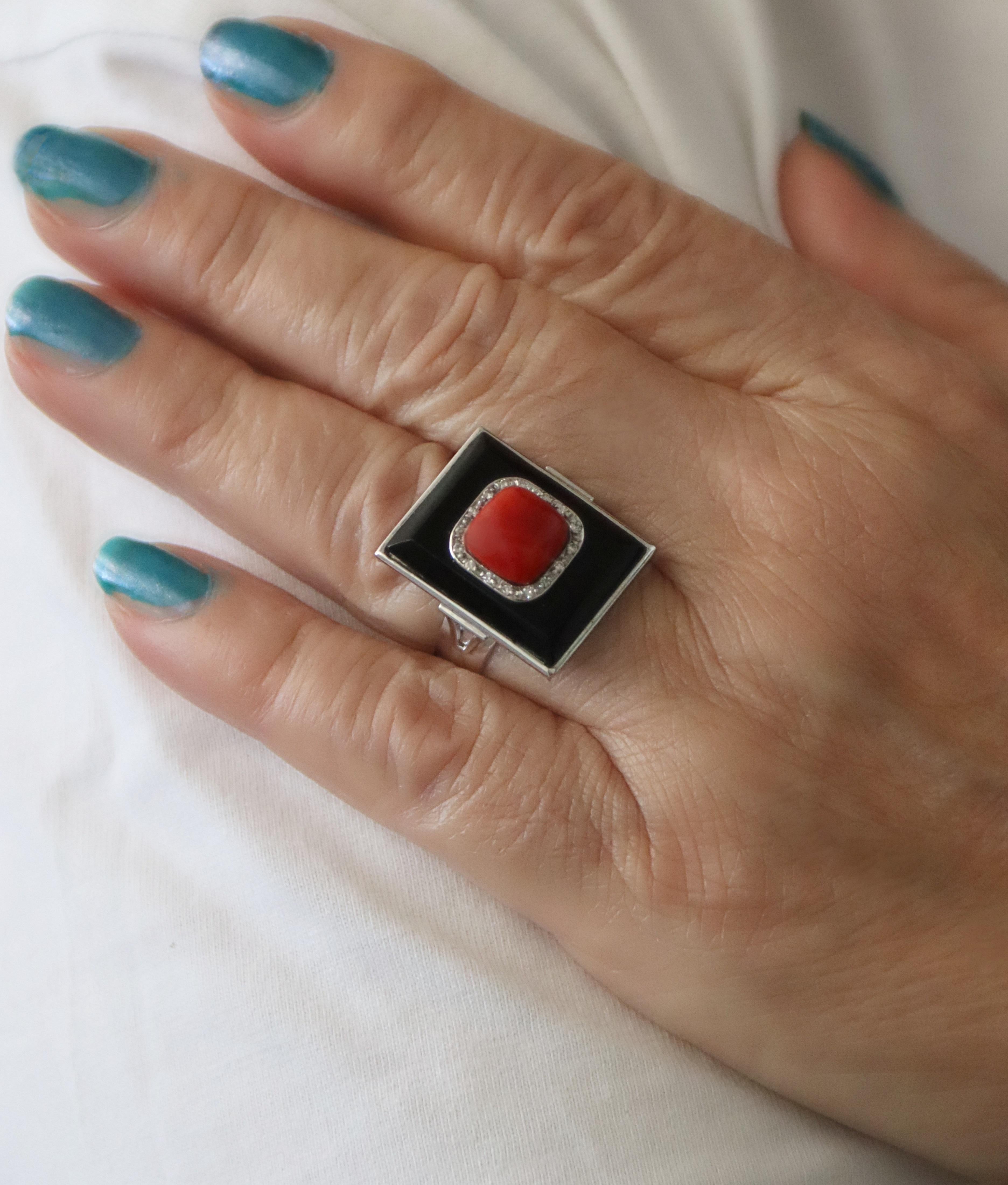 Coral Diamonds Onyx 18 Karat White Gold Cocktail Ring For Sale 1