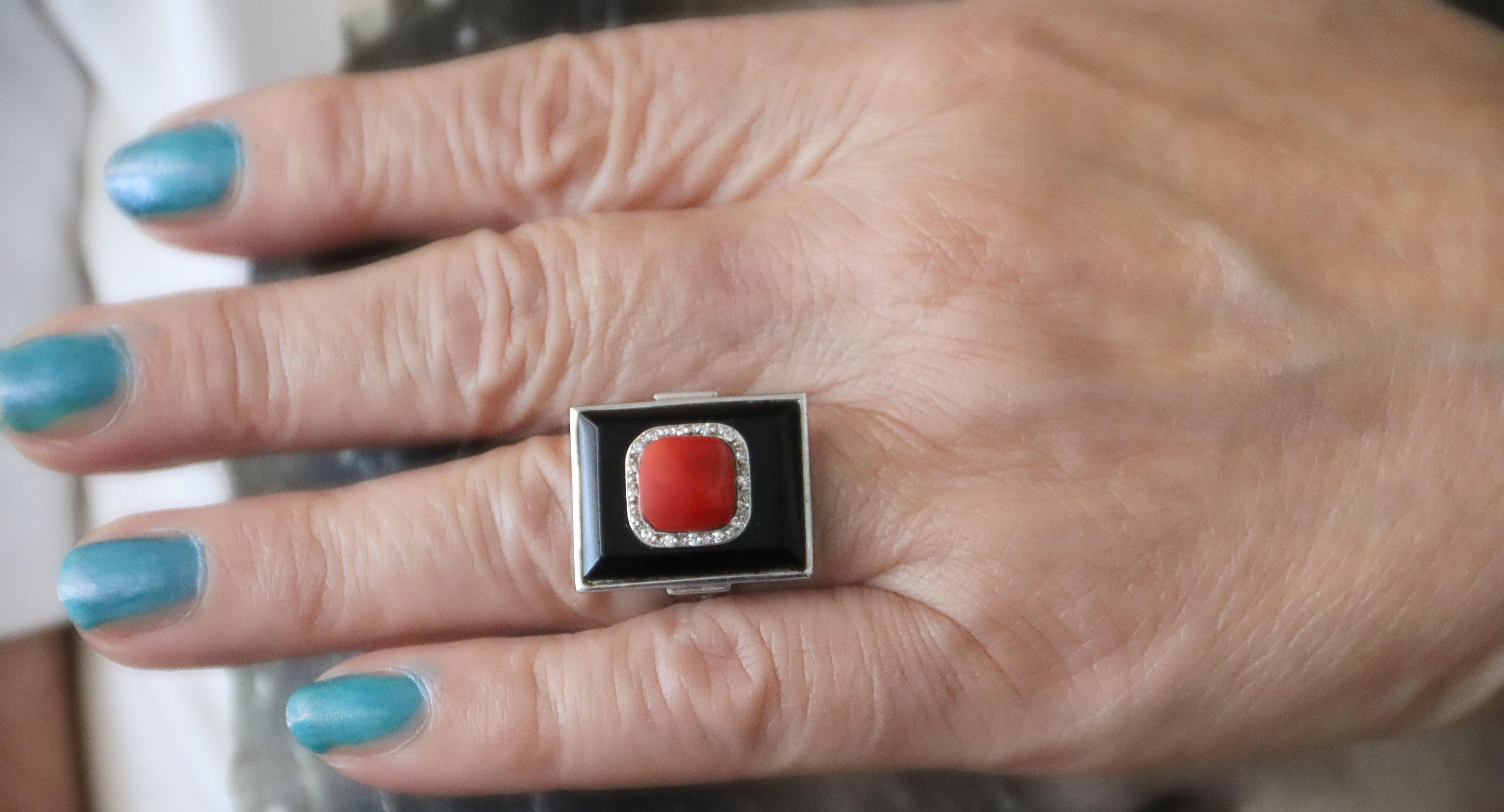 Coral Diamonds Onyx 18 Karat White Gold Cocktail Ring For Sale 2