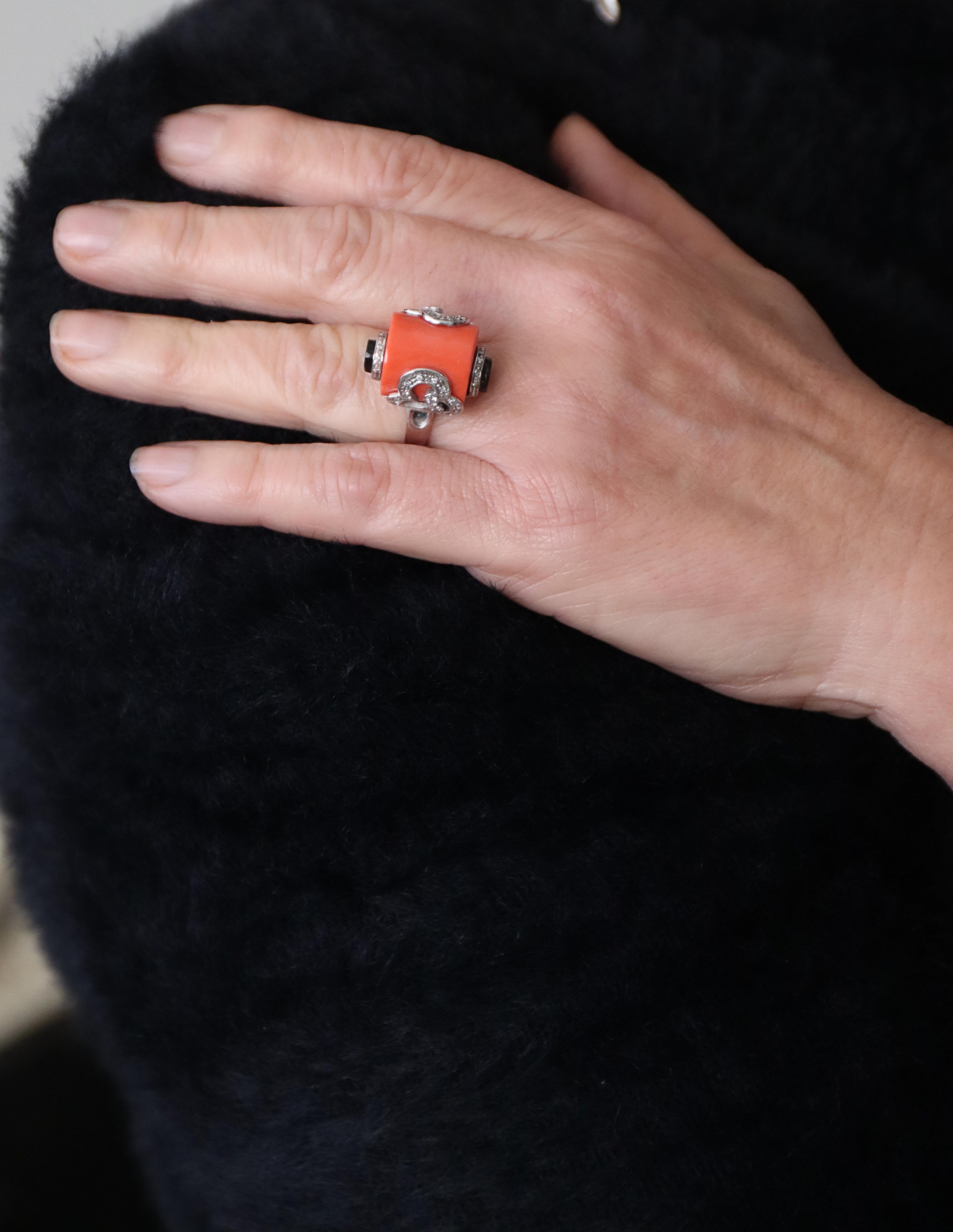Coral Diamonds Onyx 18 Karat White Gold Cocktail Ring For Sale 3