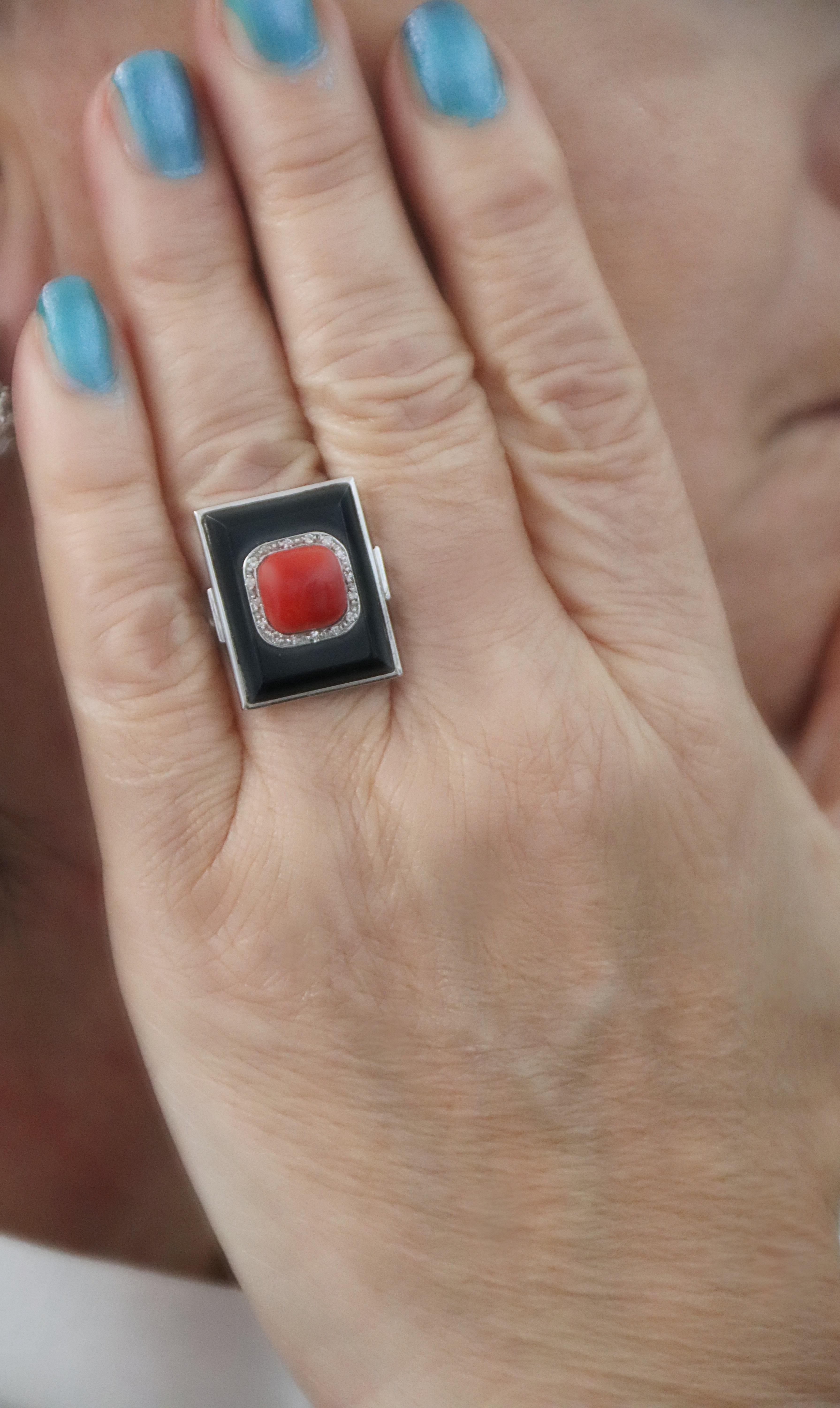 Coral Diamonds Onyx 18 Karat White Gold Cocktail Ring For Sale 3