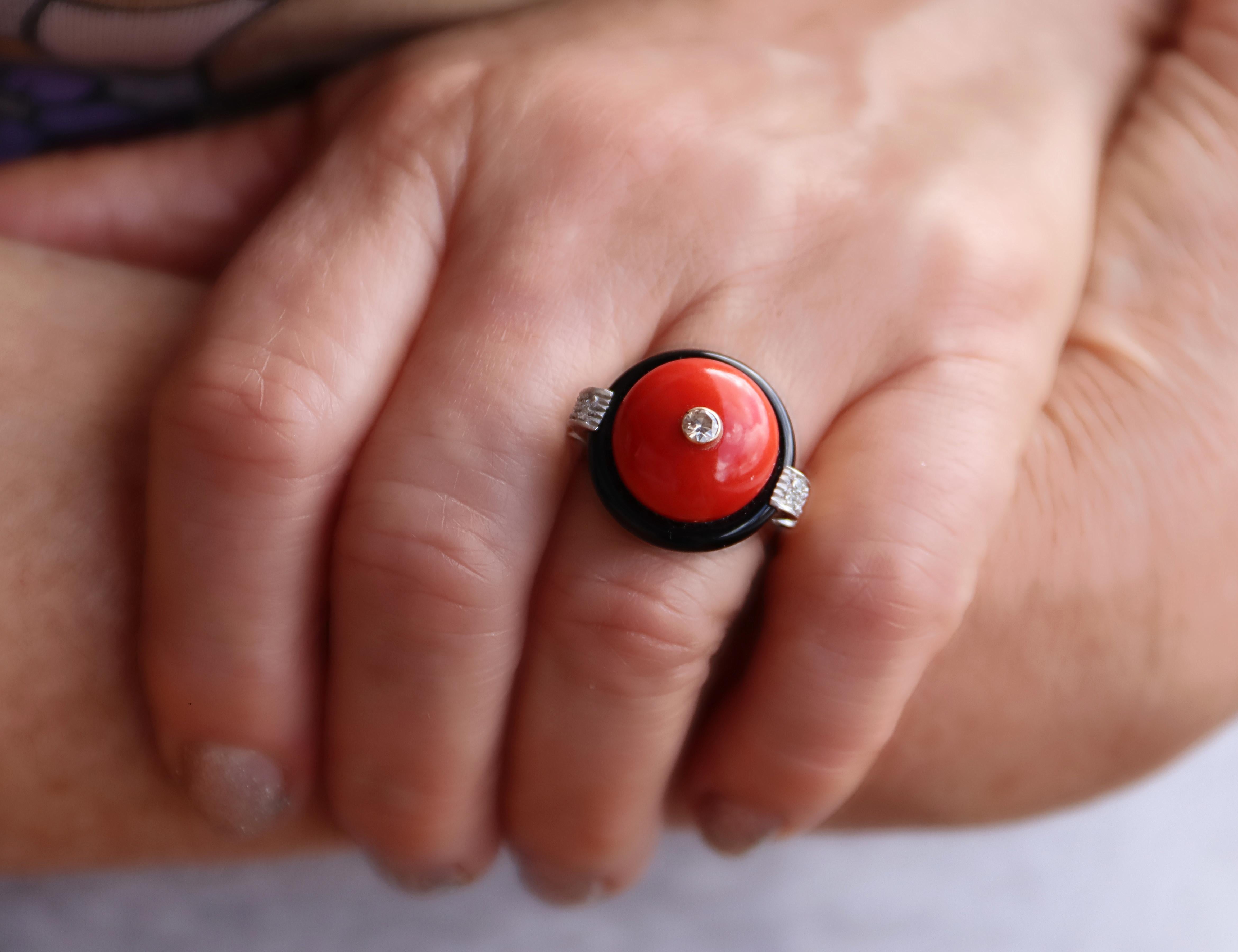 Bague cocktail en or jaune et blanc 18 carats, corail, diamants et onyx en vente 4